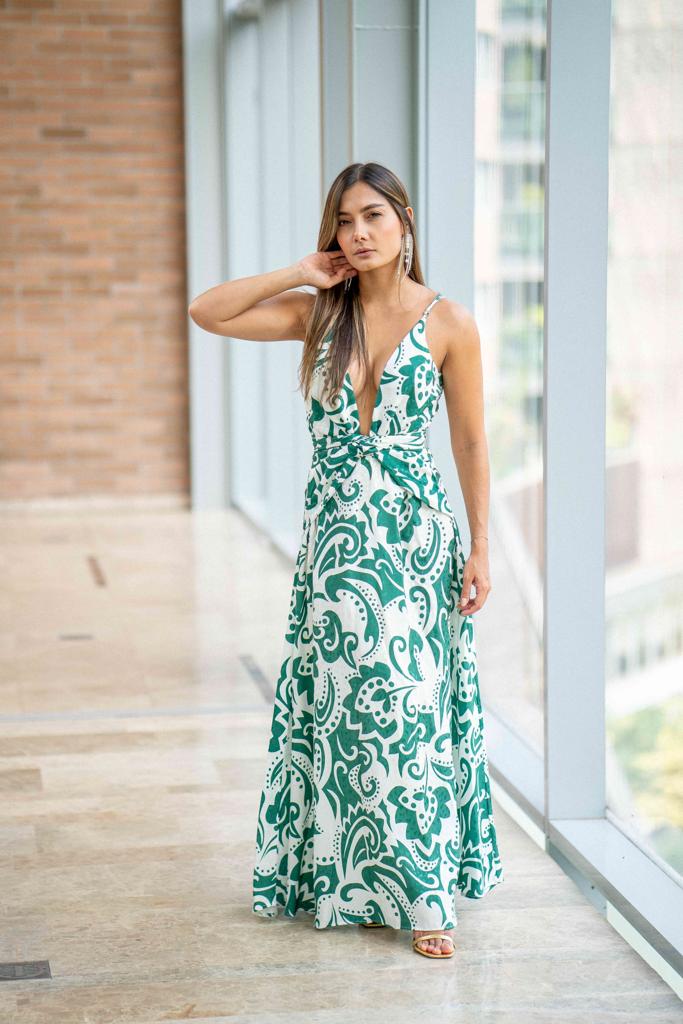 Hermoso vestido con escote profundo jade