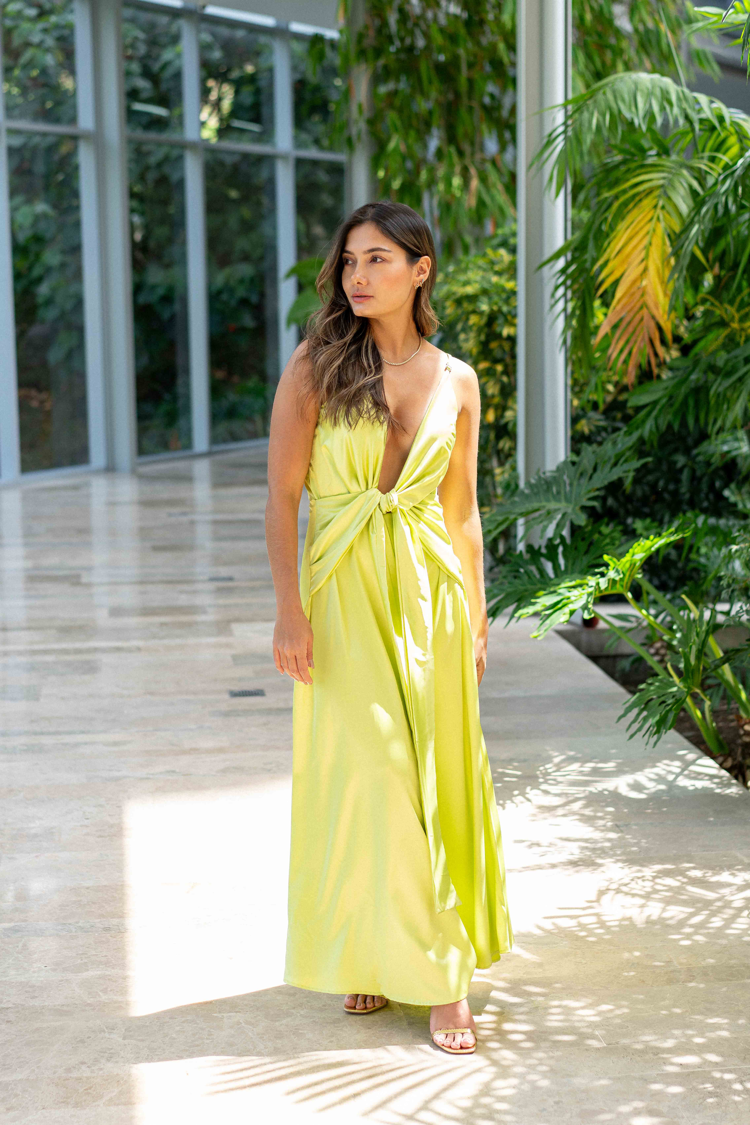 Vestido largo satinado Marie Claire color verde limon
