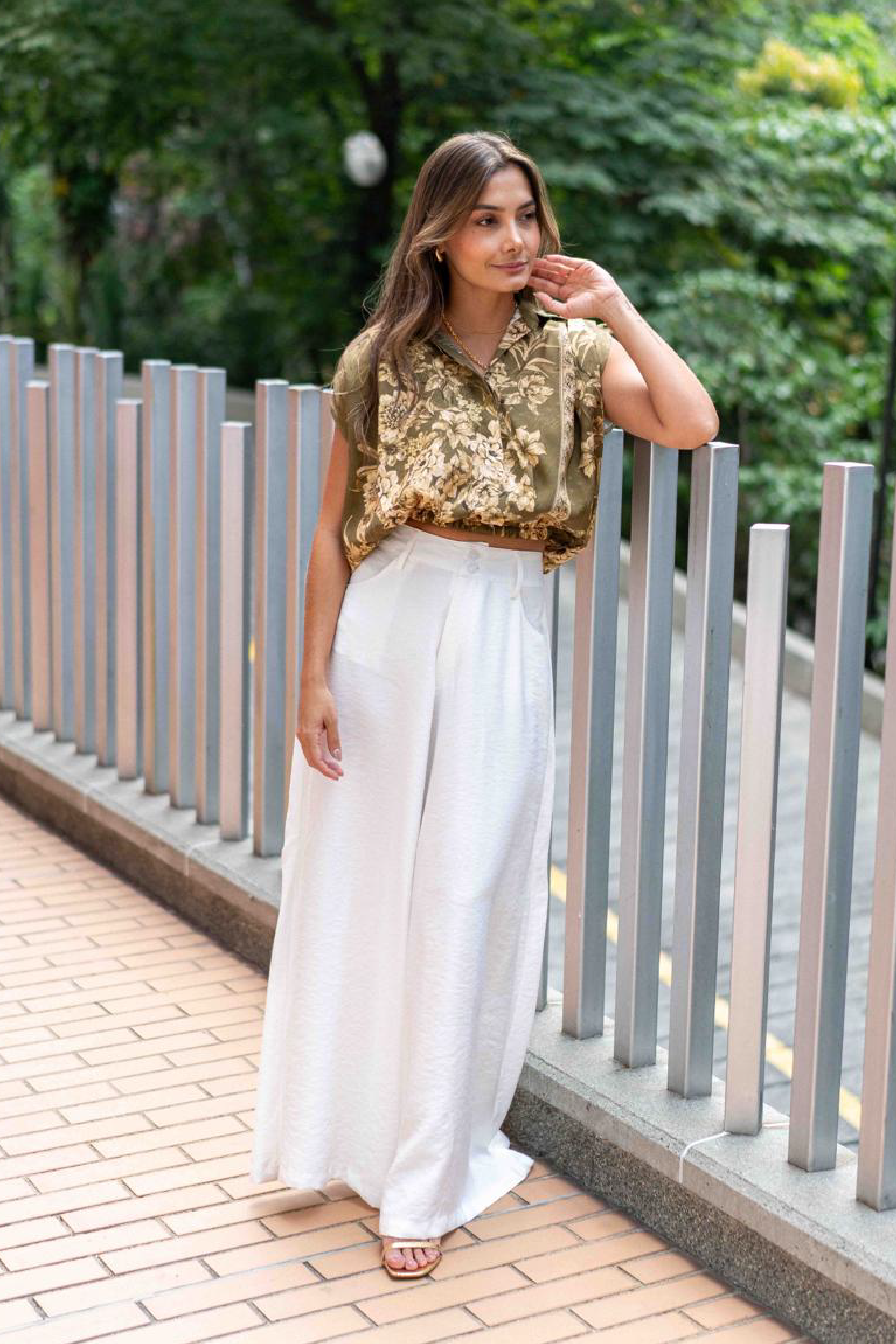 PTJ241930 Pantalón palazzo blanco con blusa estampada en tonos verdes