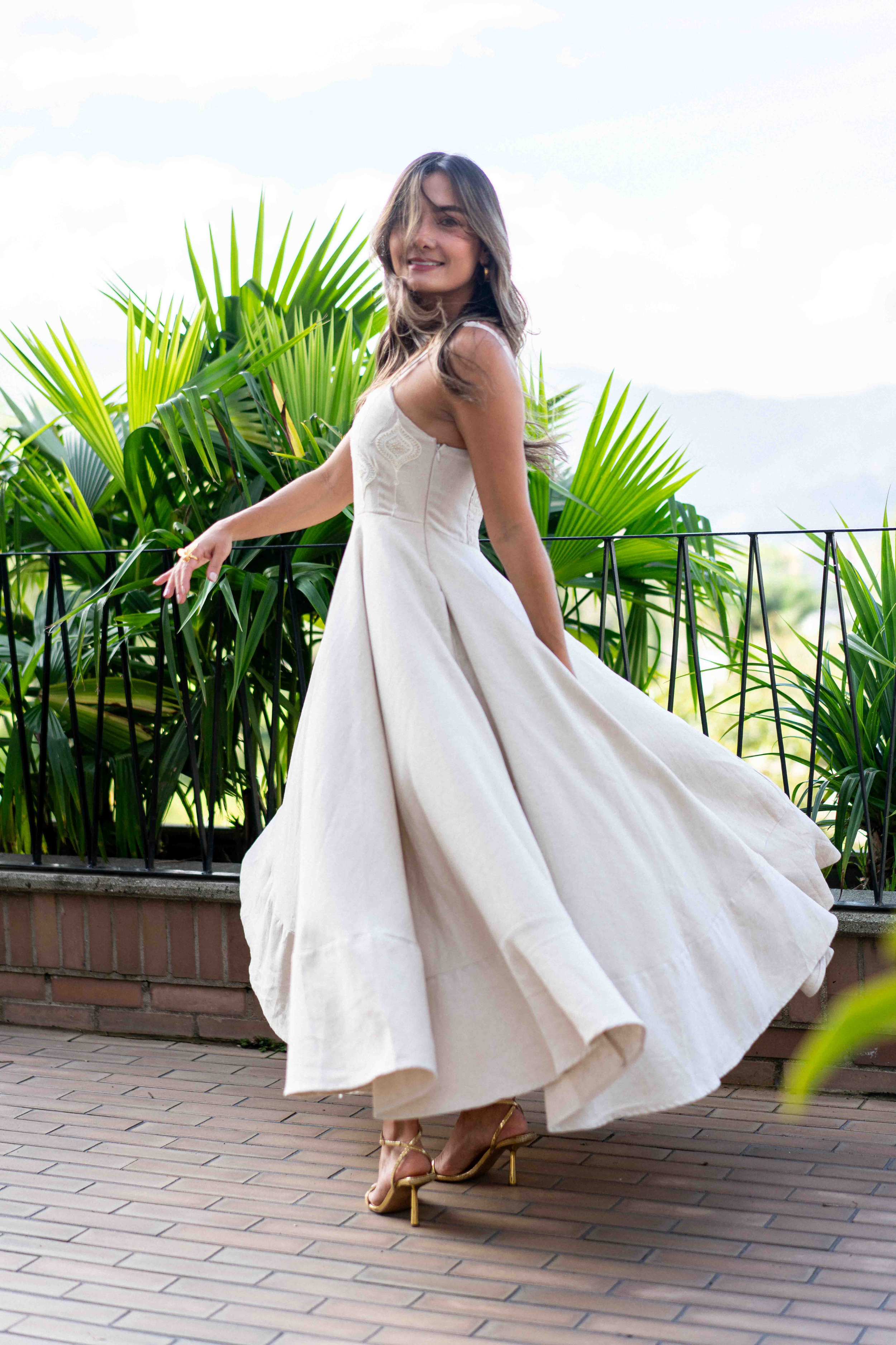 hermoso vestido largo bordado con tiras en hombros color arena con modelo