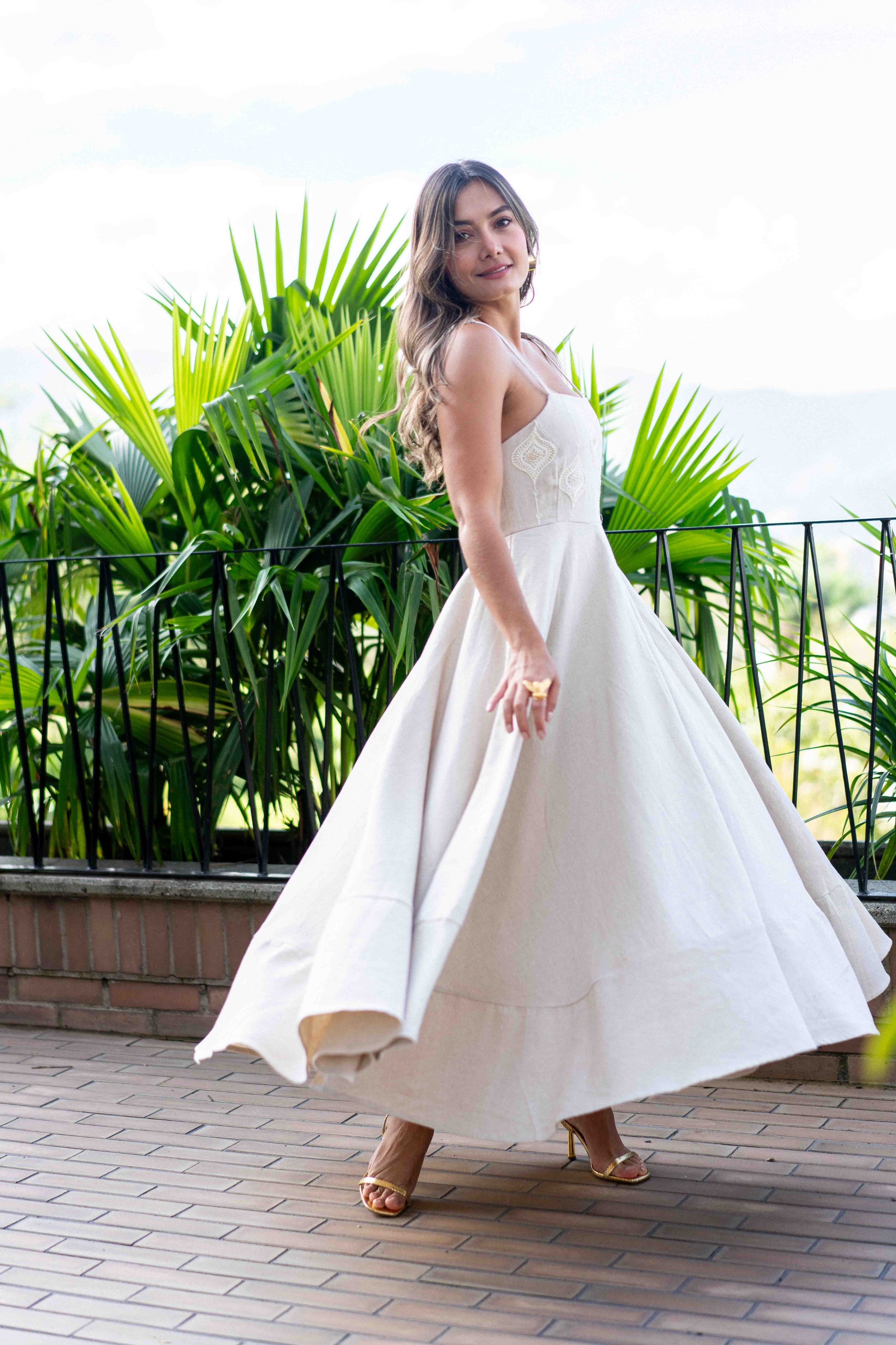 hermoso vestido largo bordado con tiras en hombros