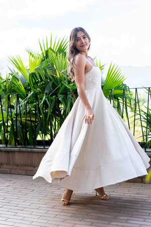 hermoso vestido largo bordado con tiras en hombros