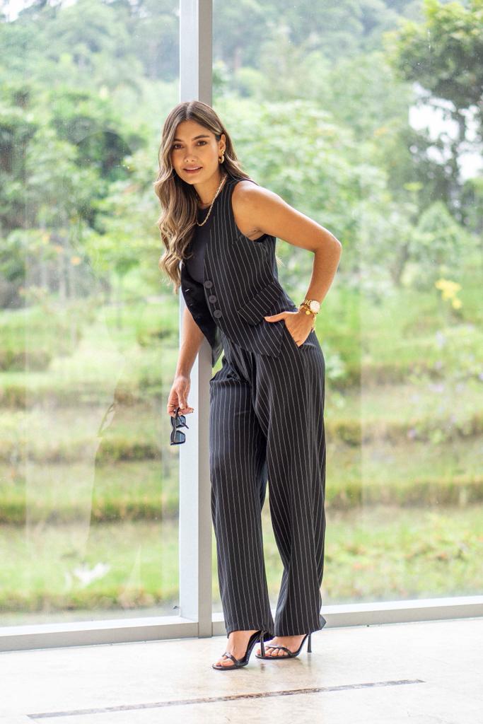 Pantalón bota recta fondo negro con rayas blancas