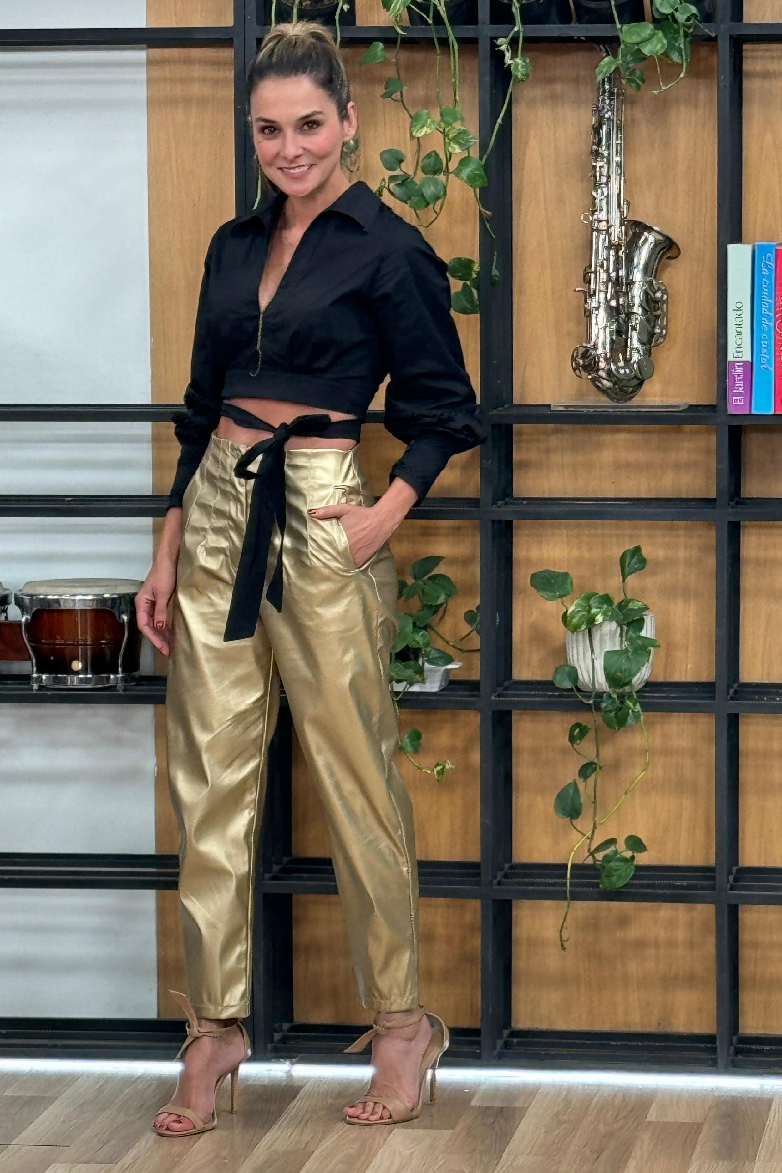 Blusa manga larga con lazos y detalles en la espalda