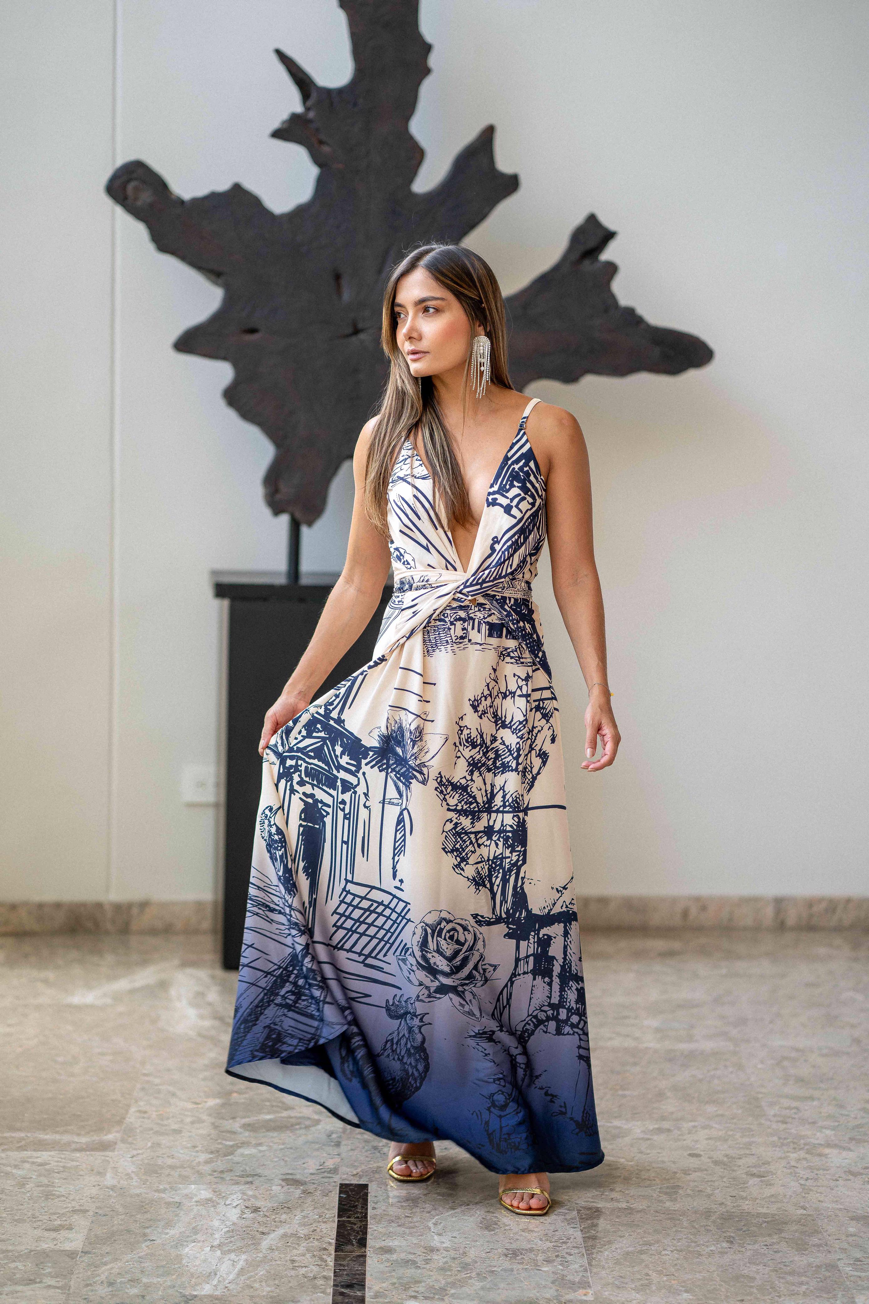 Hermoso vestido largo de tiras en hombros