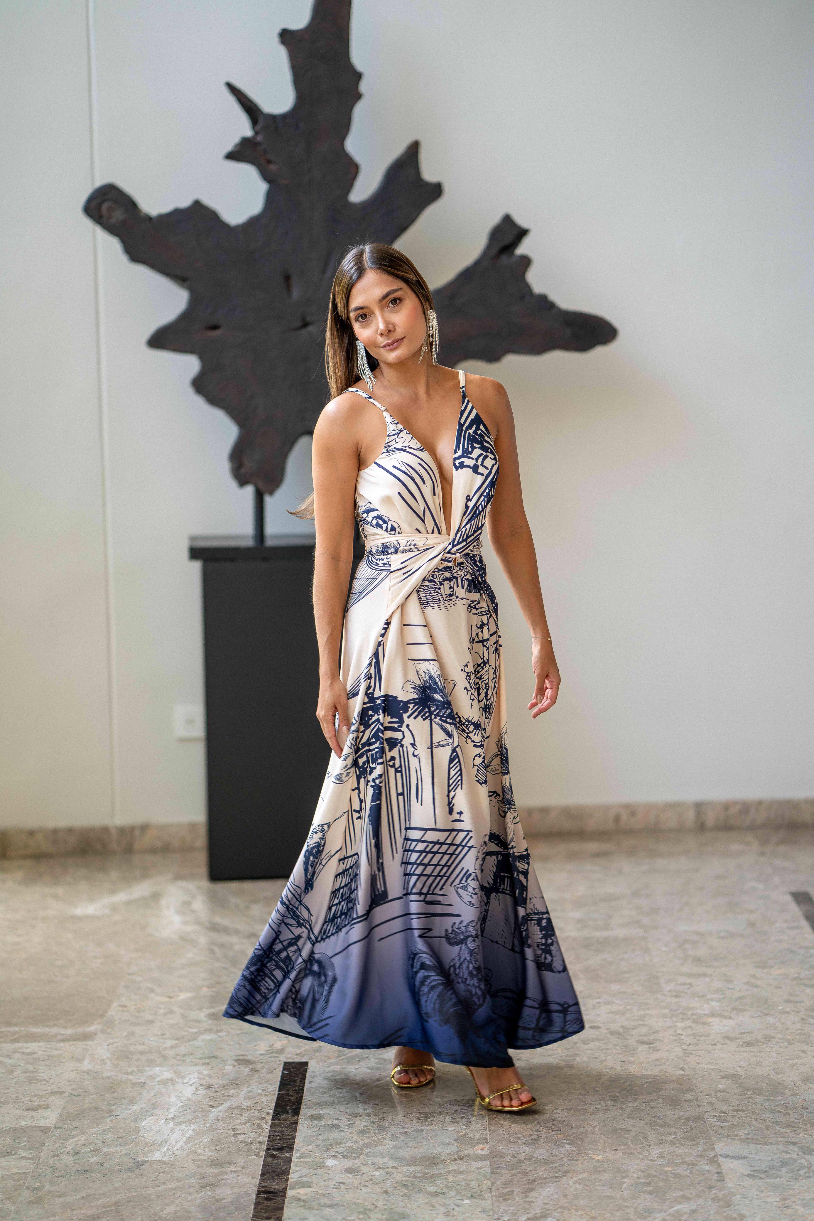 Hermoso vestido largo de tiras en hombros