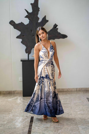 Hermoso vestido largo de tiras en hombros