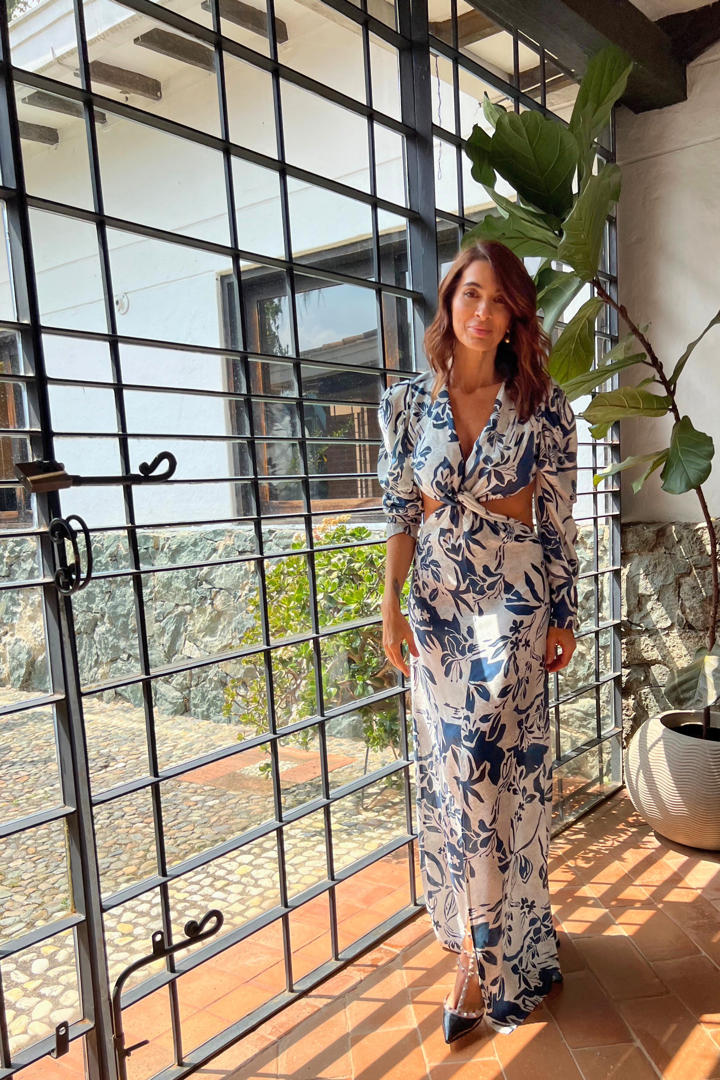 Hermoso vestido de escotes laterales , manga larga 