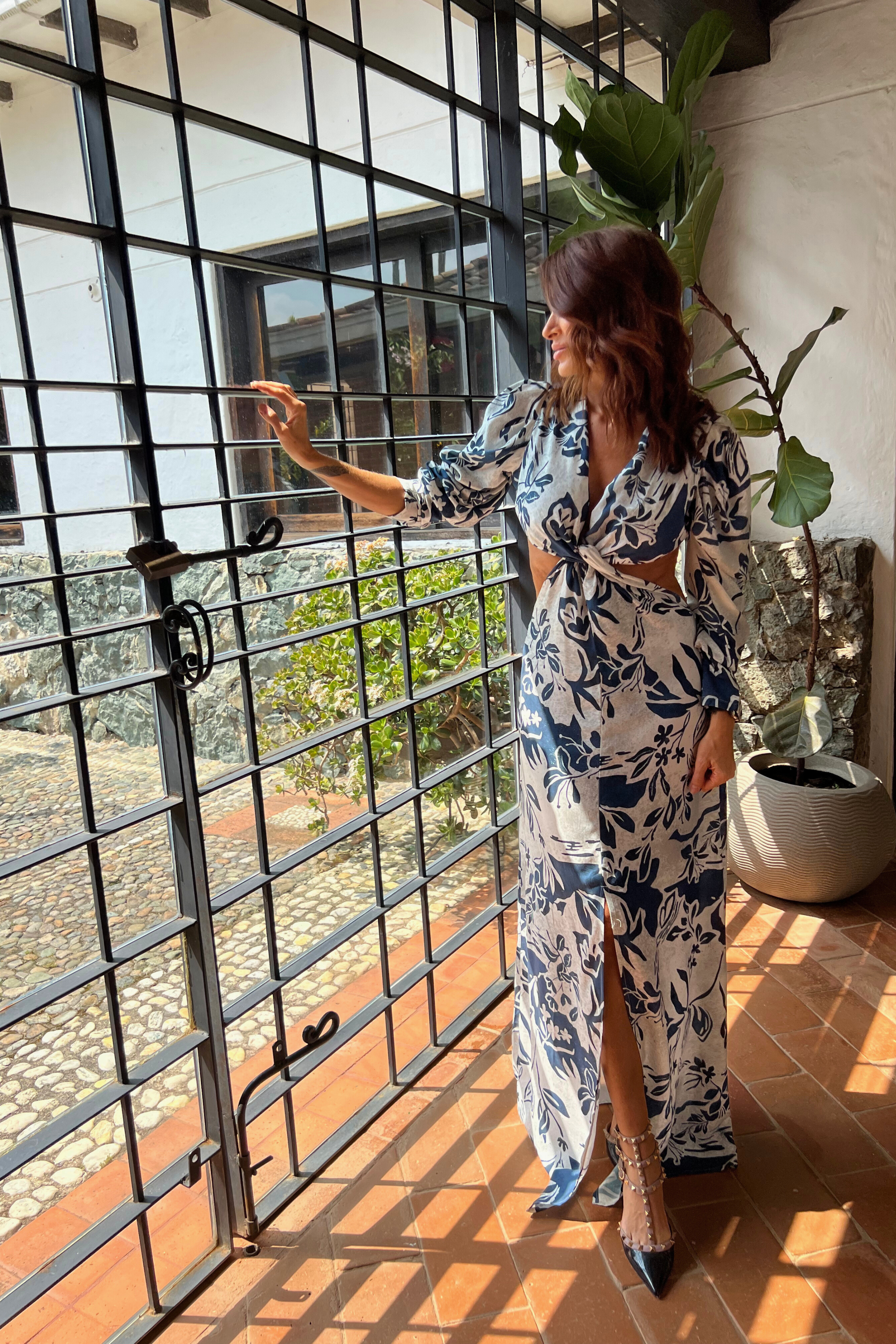 Hermoso vestido de escotes laterales , manga larga 