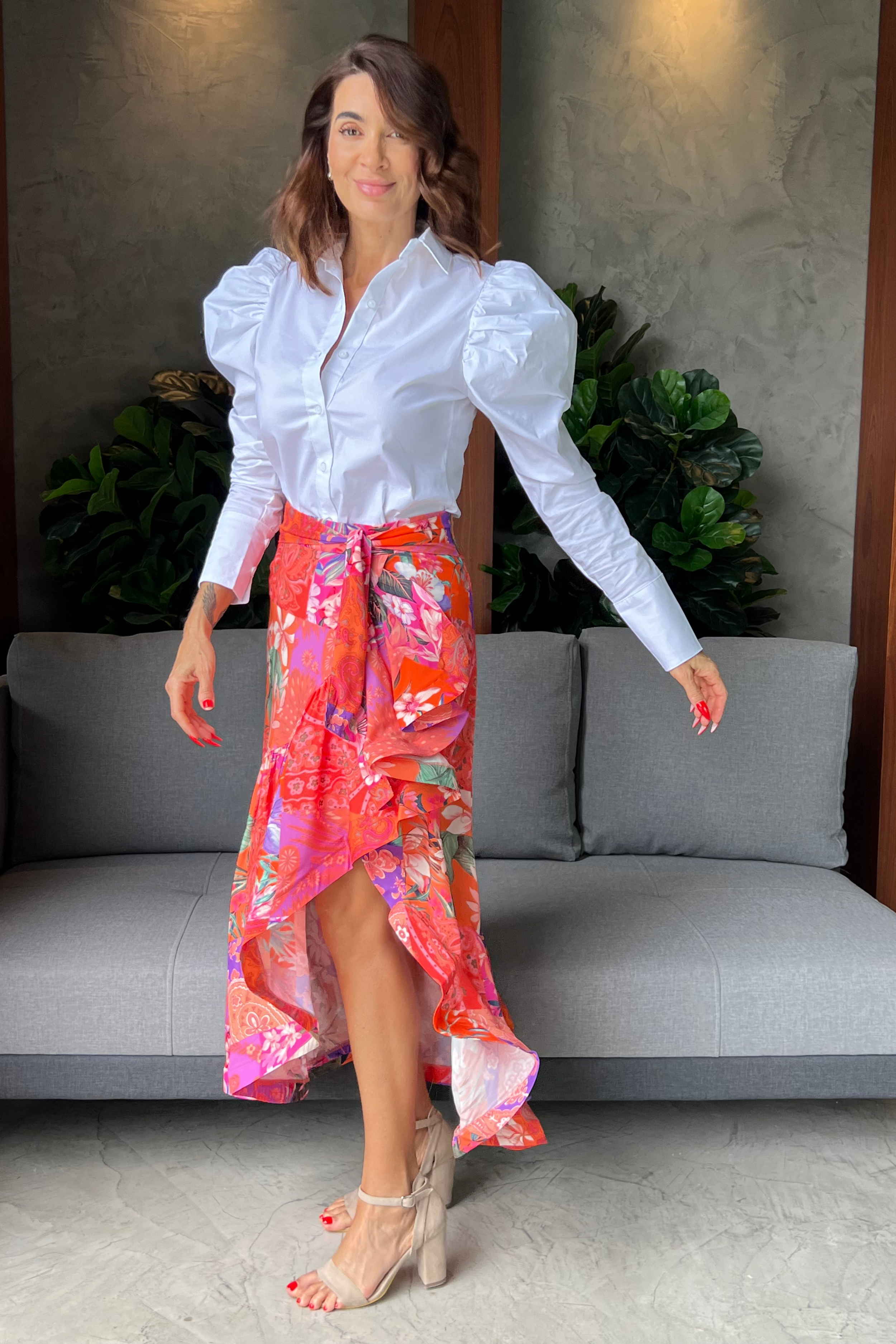 Falda larga con ruedo semi rigido Cuba color fucsia con camisa manga puff blanca