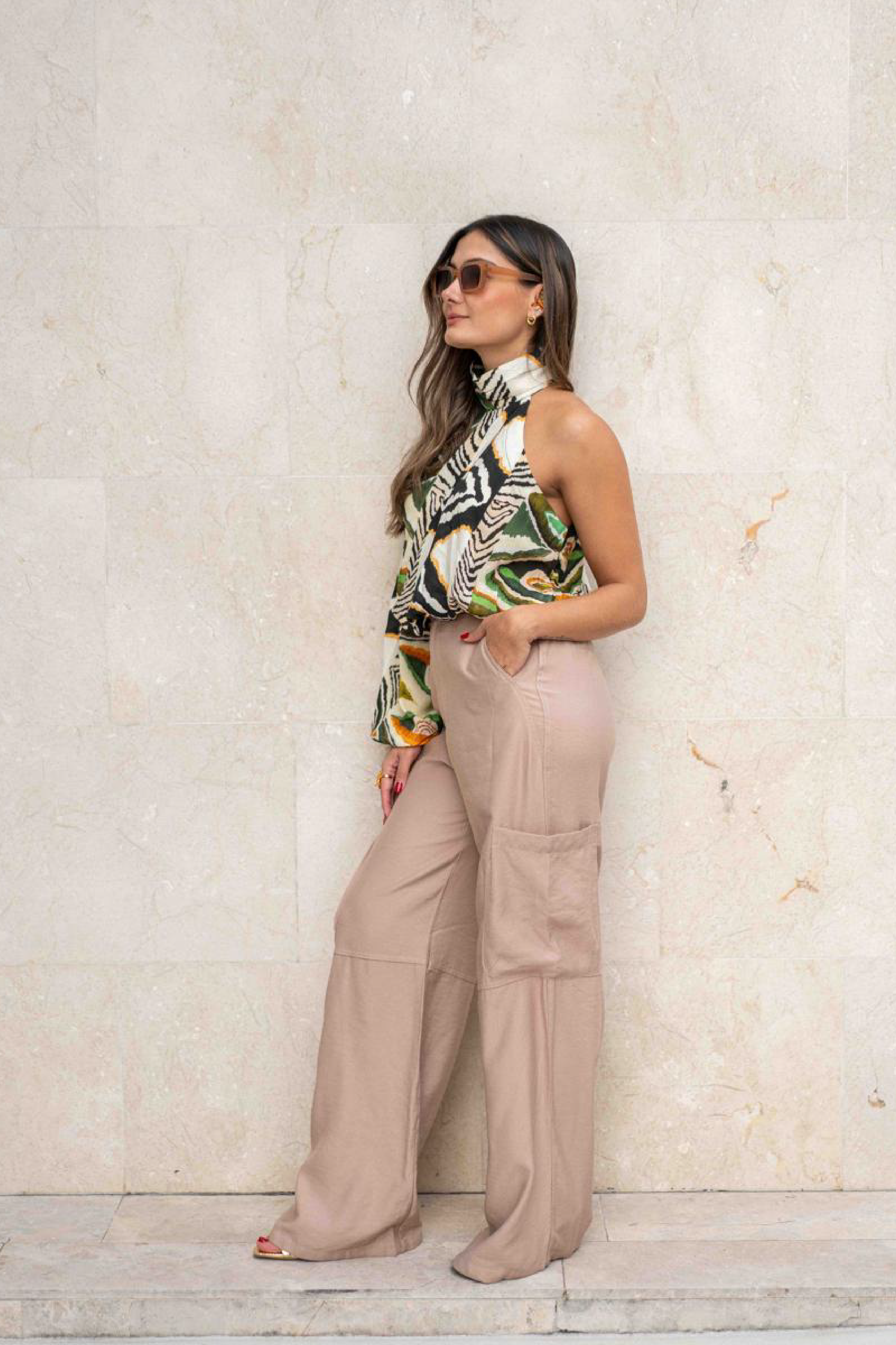 Blusa asimétrica estampada con pantalón amplio