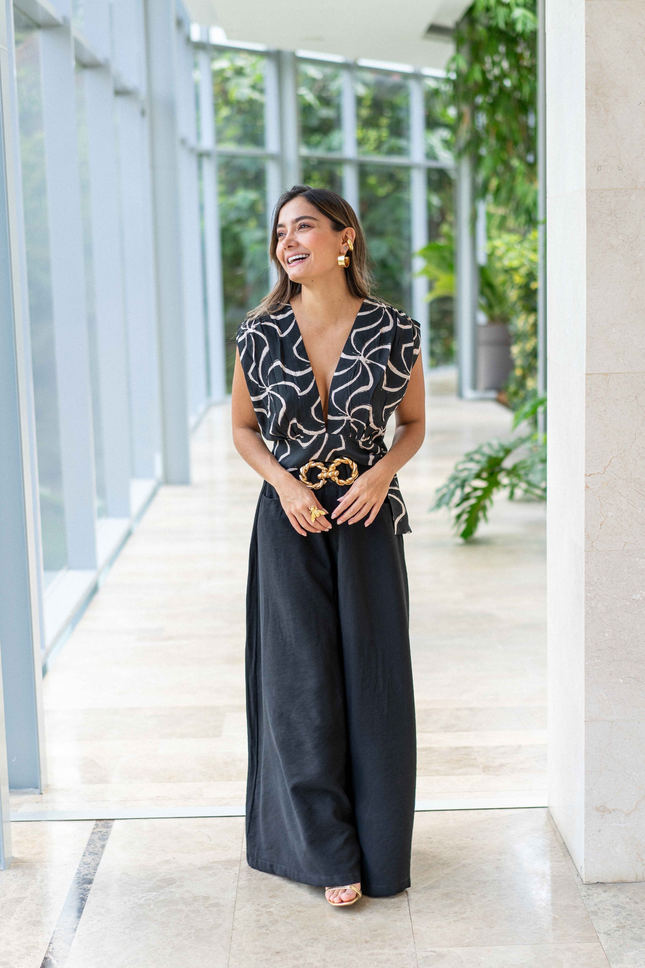 Hermosa blusa cuello en V con amarre lateral