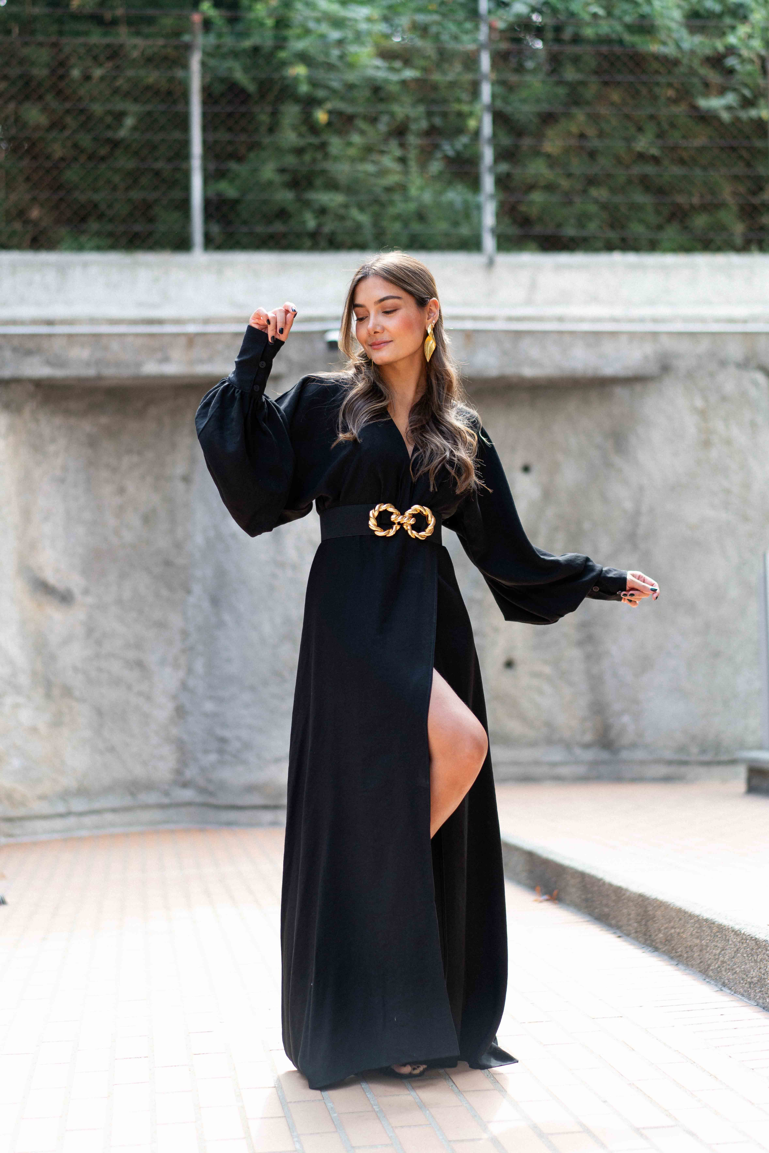 hermoso vestido largo con mangas largas y abertura en falda