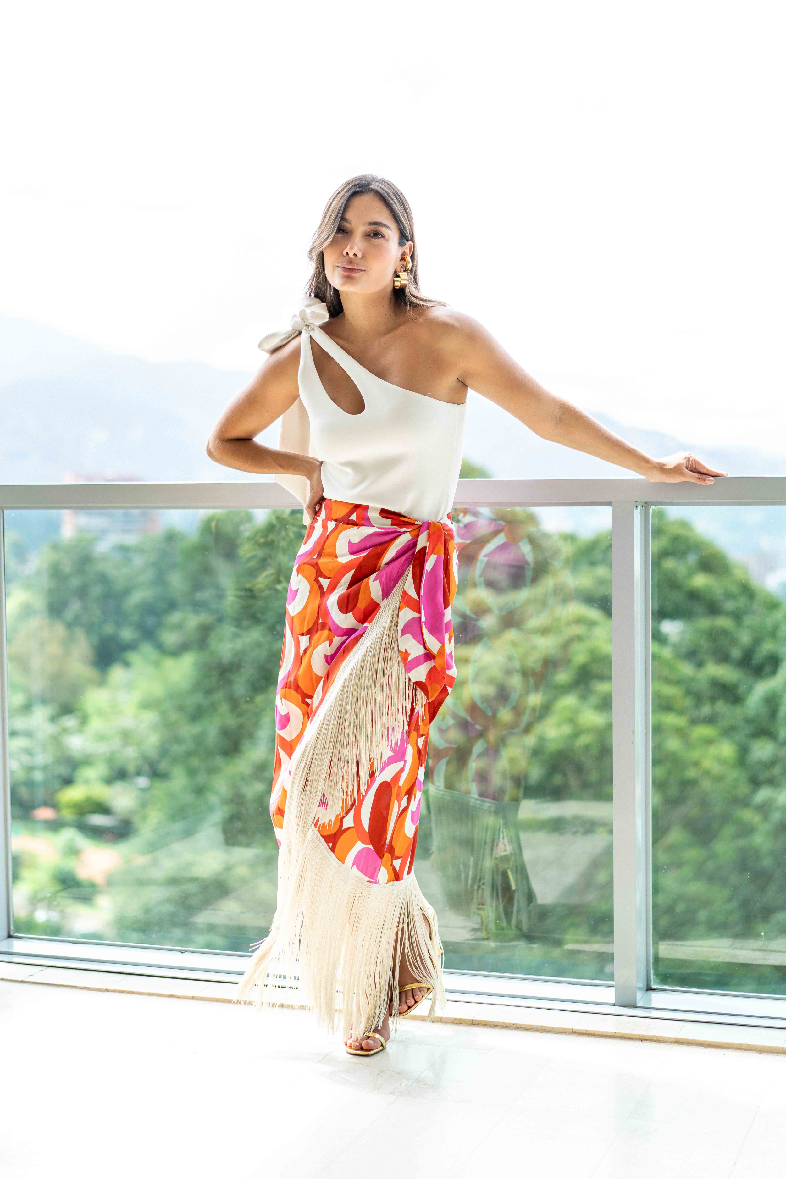 Hermosa falda midi con flecos 