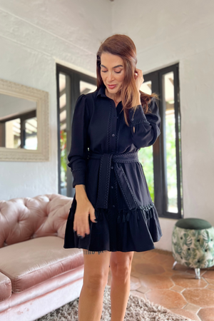 Hermoso vestido corto con mangas largas y cinturón bordado color negro