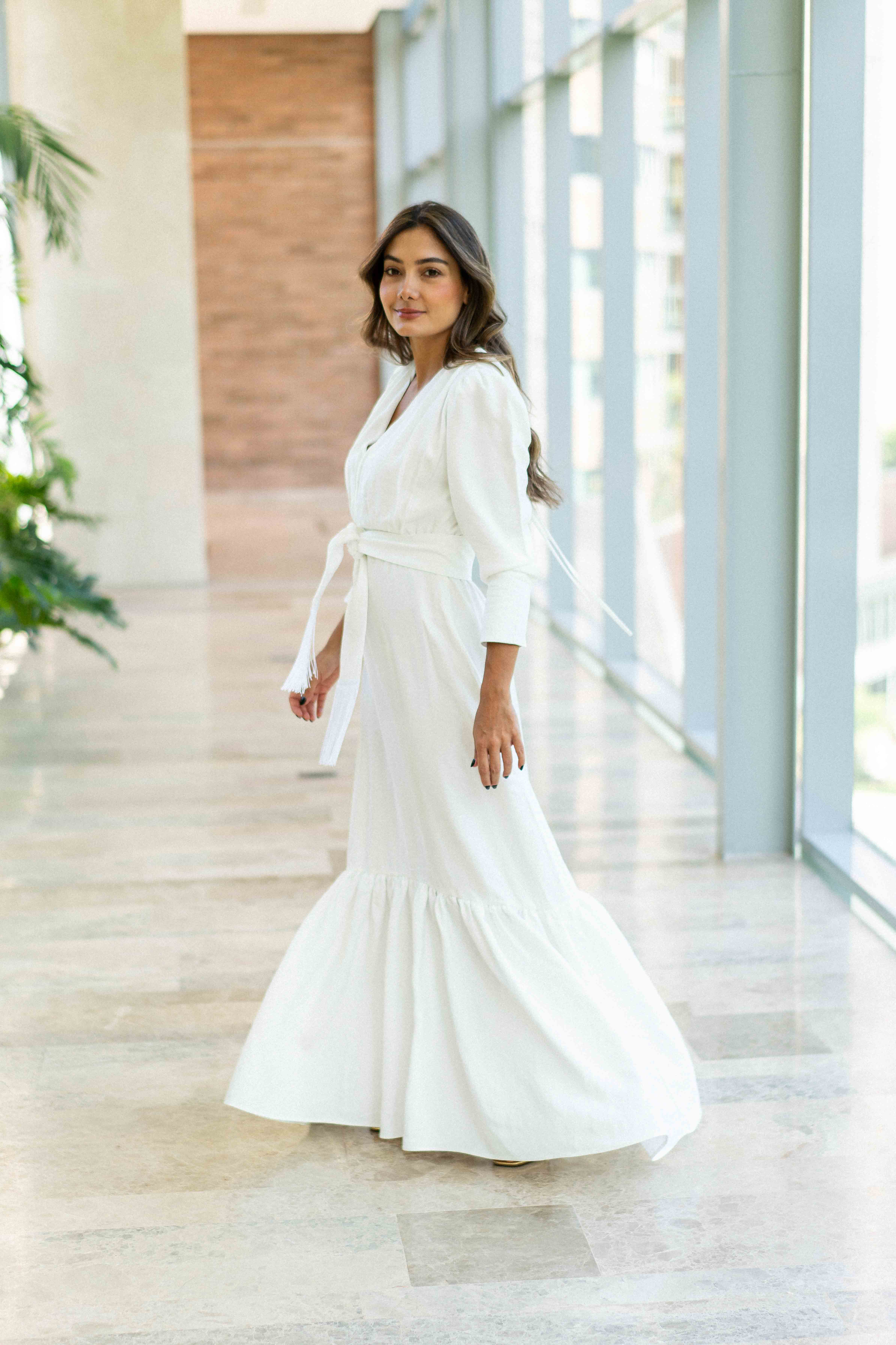 Vestido largo con mangas largas y cinturón color blanco