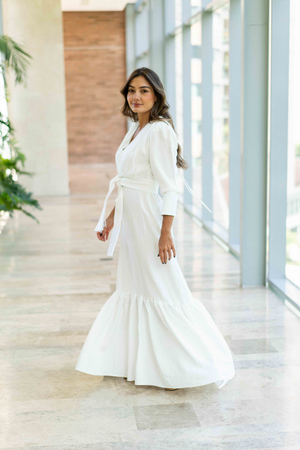 Vestido largo con mangas largas y cinturón color blanco