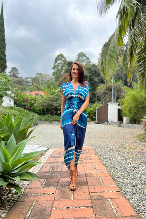 Hermoso vestido largo sin mangas y con fajón para ajustar la cintura