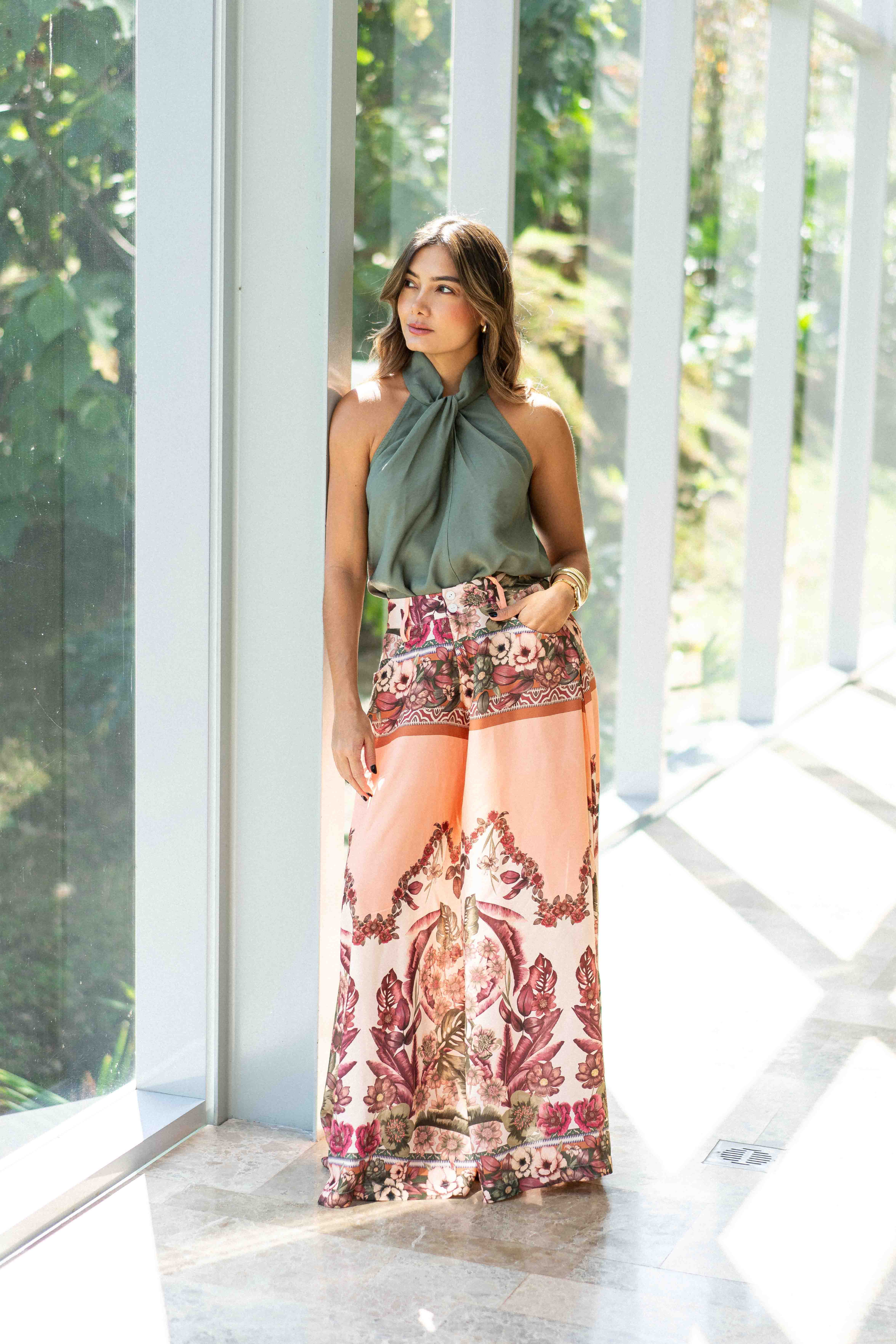 Pantalón palazzo con patrones de hojas y flores