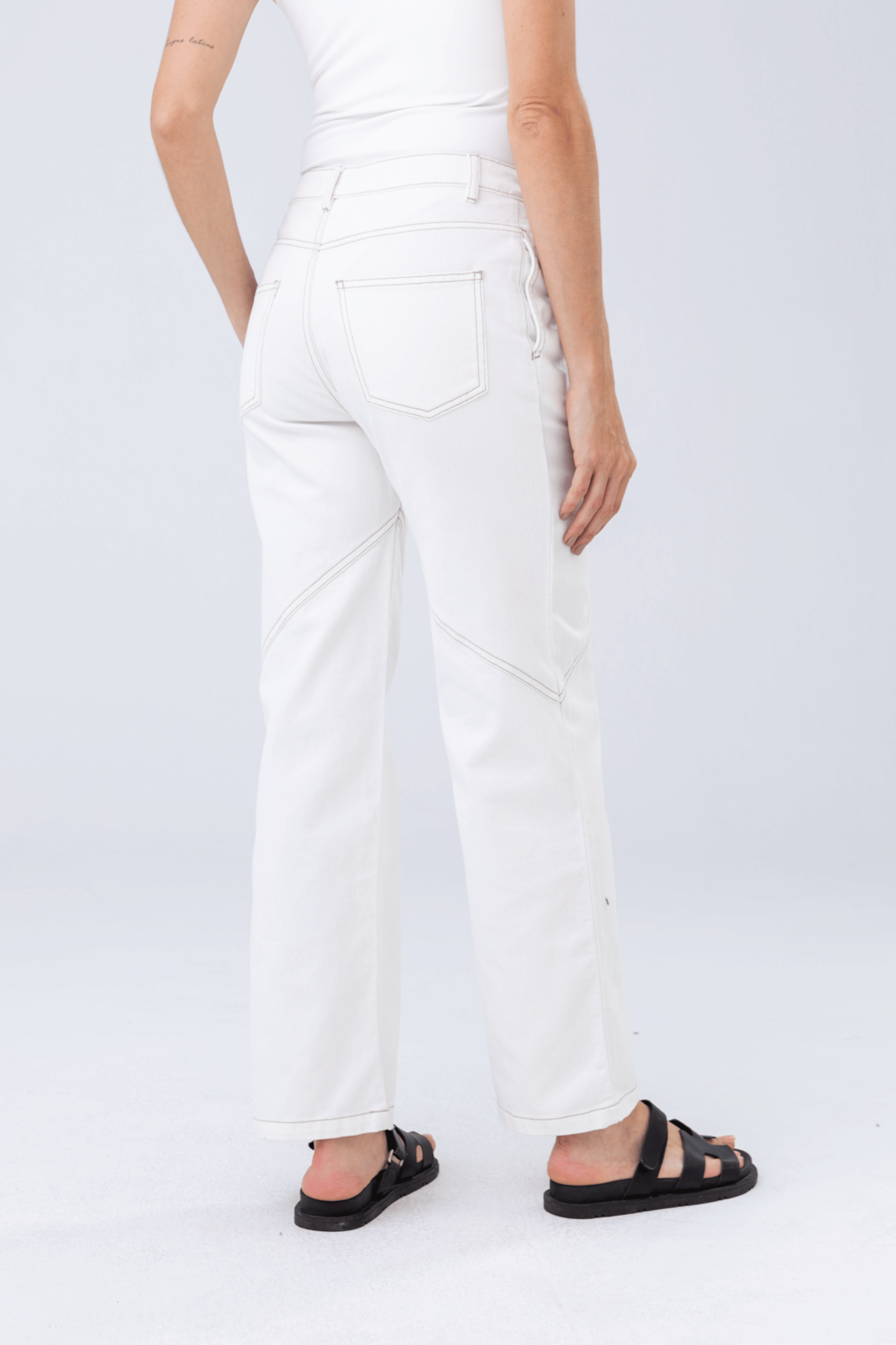 PTJ267104 pantalón con costuras y bolsillos