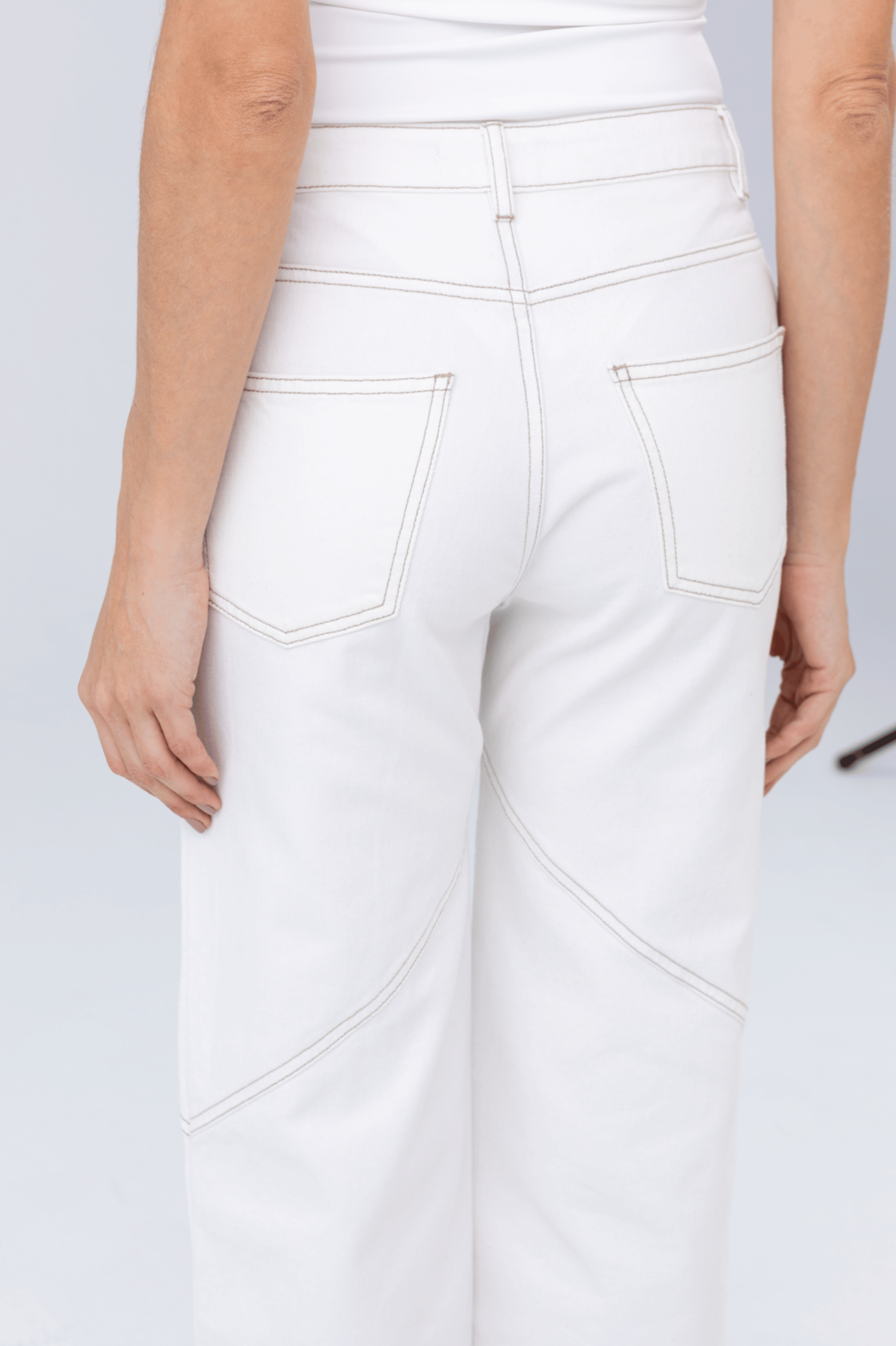 PTJ267104 pantalón con costuras y bolsillos