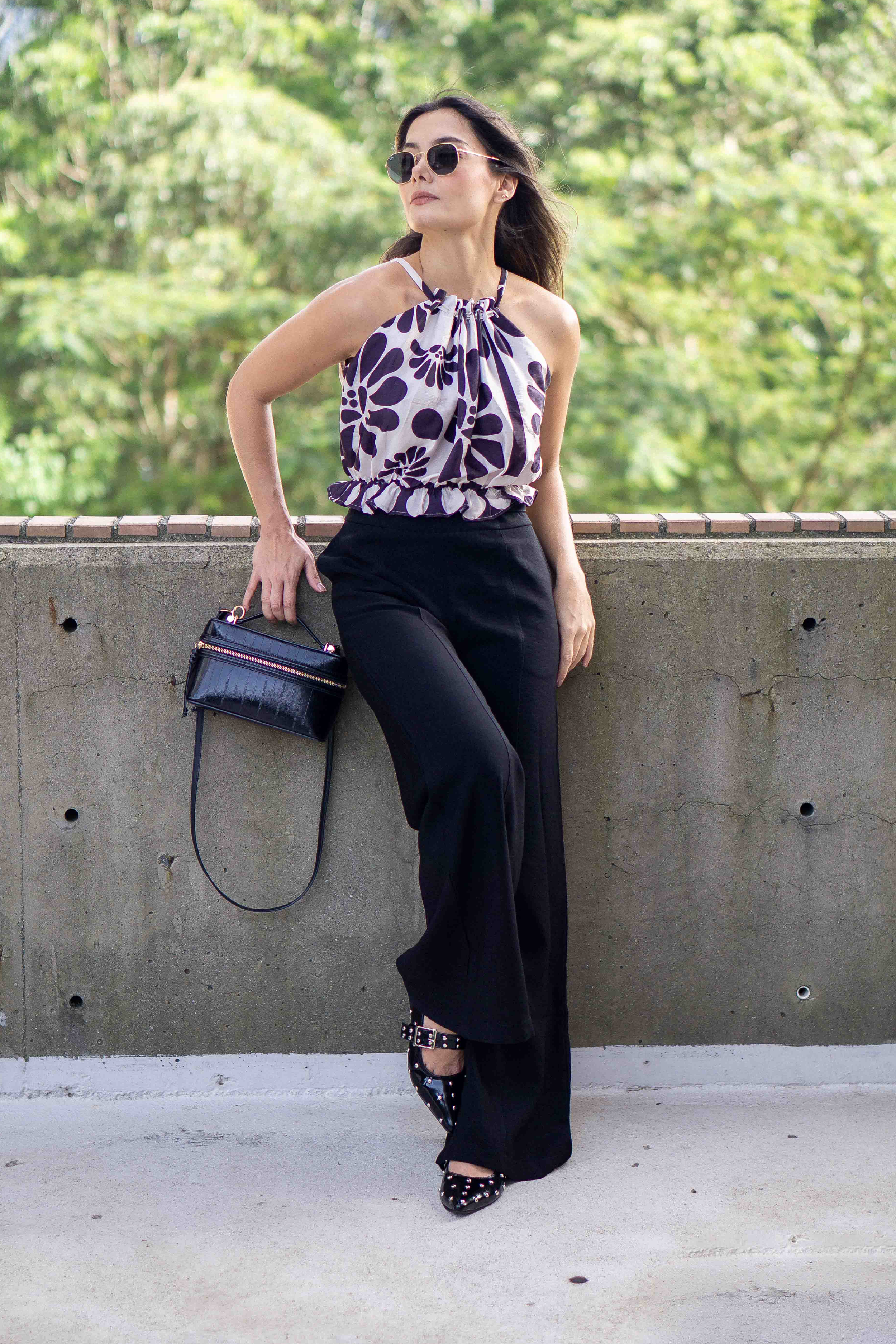 PTJ2716120 pantalón negro con blusa estampada