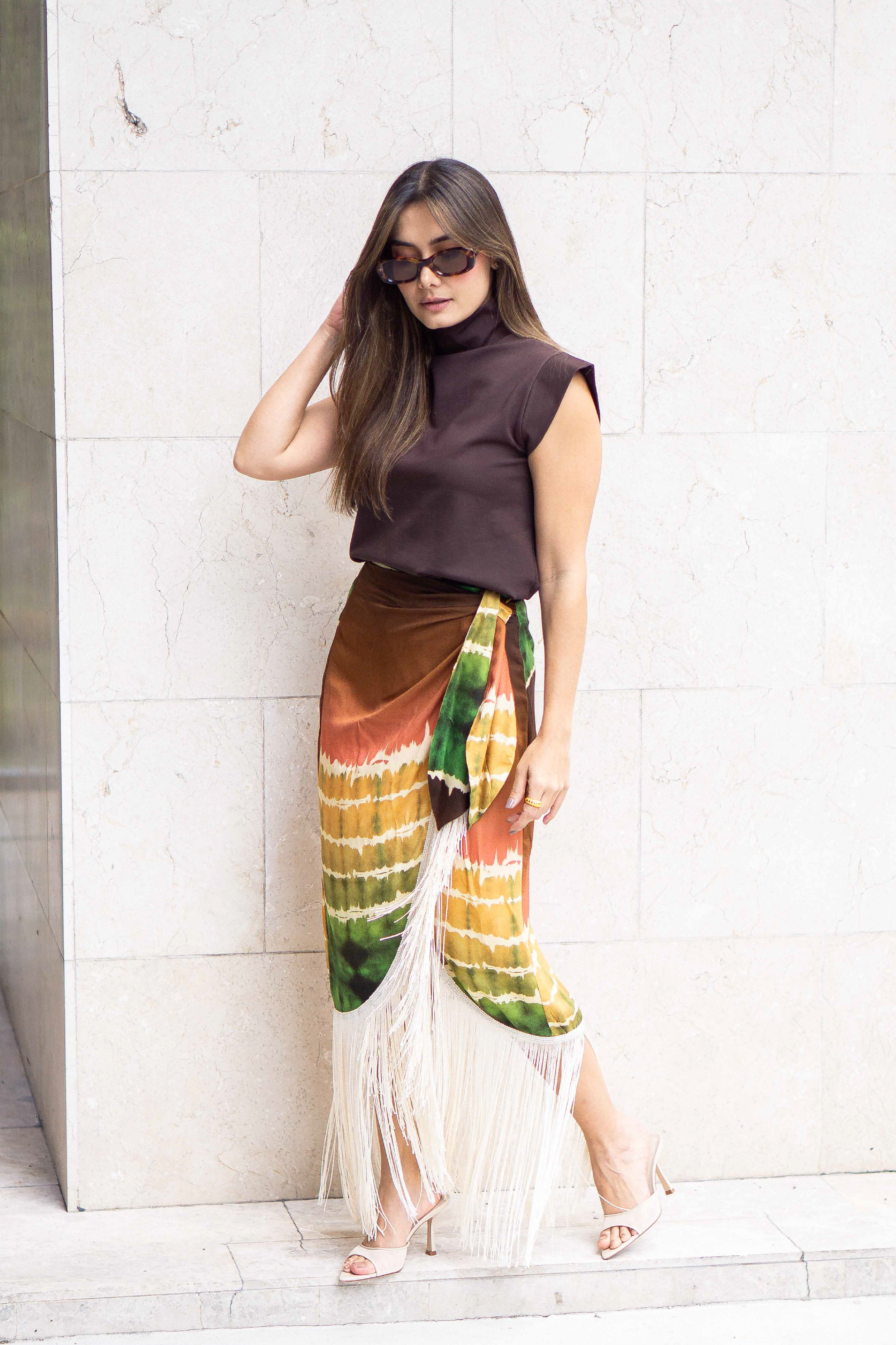 PTJ276129 blusa café con falda de flecos