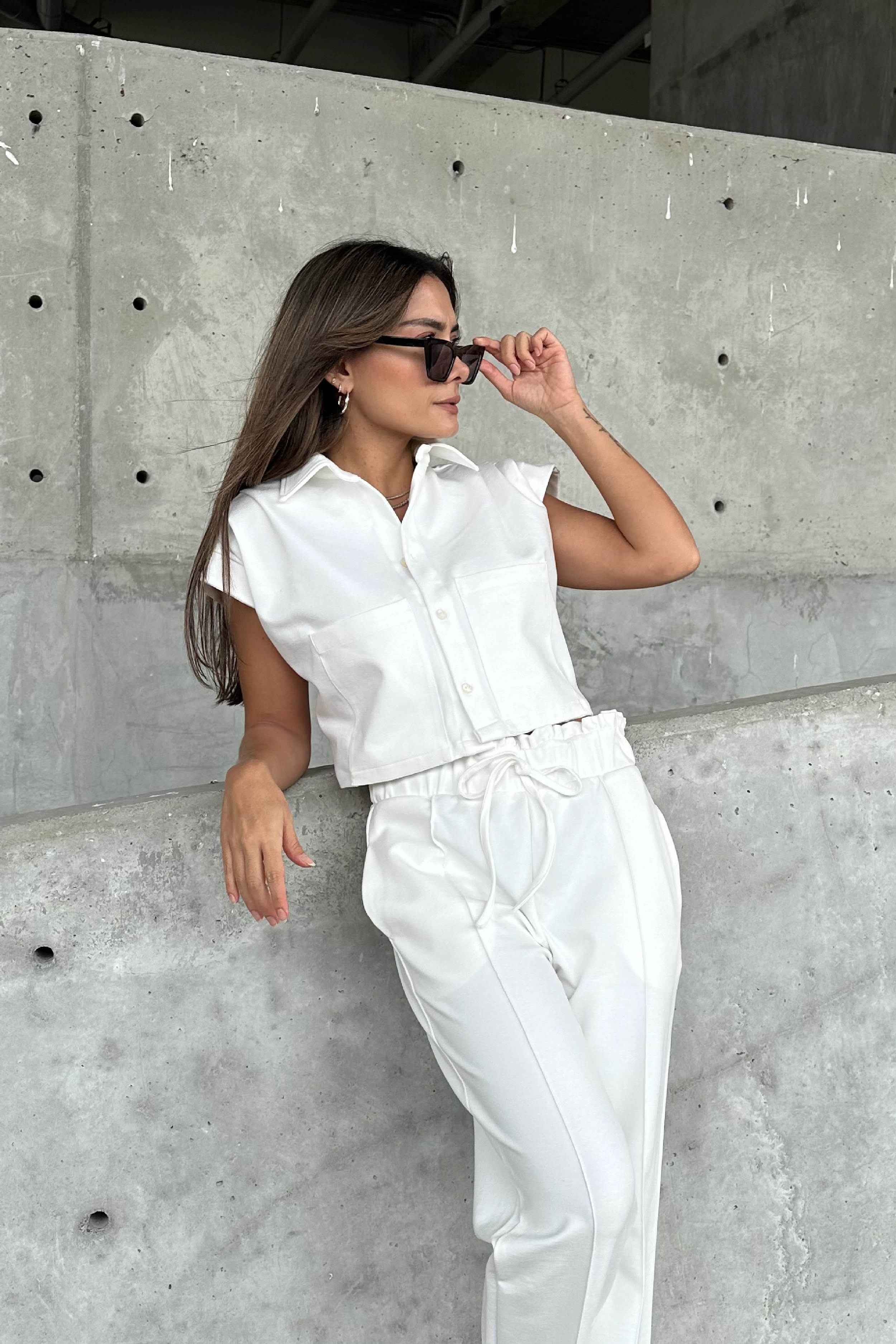 PTJ278729 blusa blanca con gafas negras