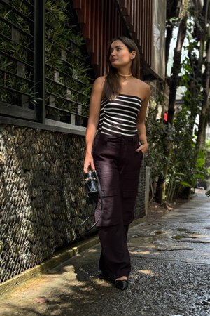PTJ2796300001 pantalón con bolsillos negro con blusa de rayas