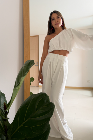 PTJ282930 blusa asimétrica en color blanca con elástico