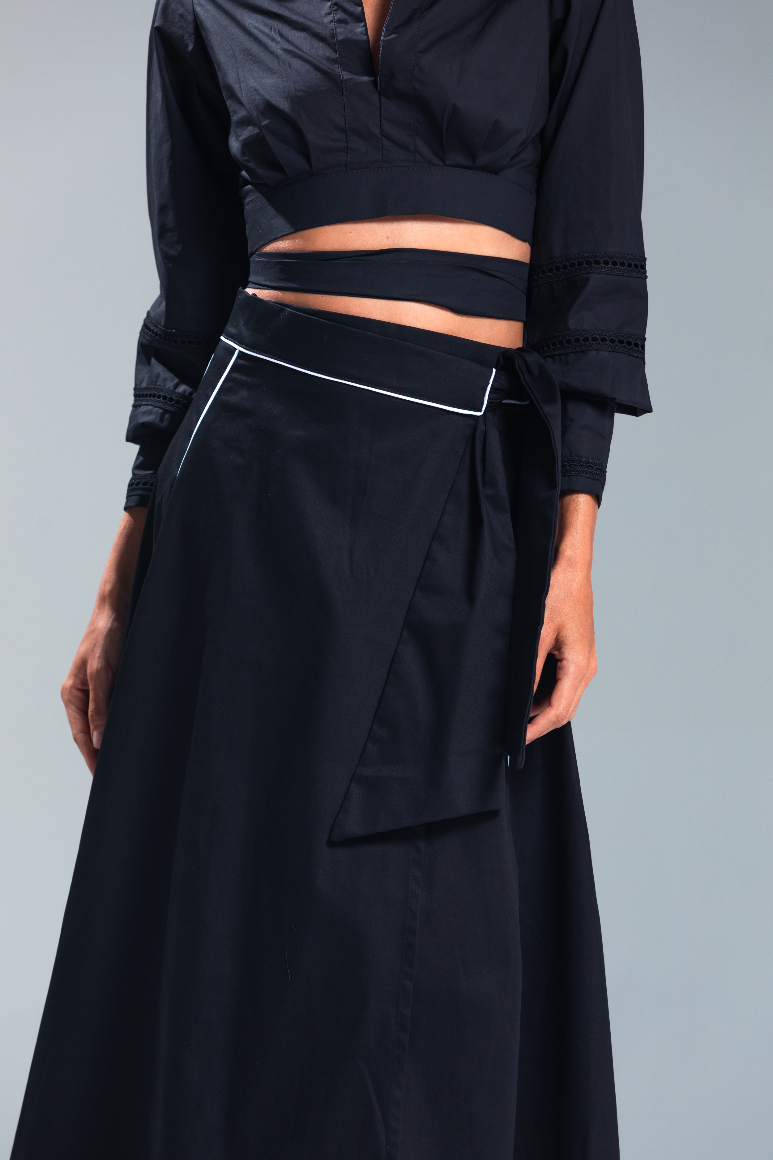 PTJ2845 blusa con falda negra