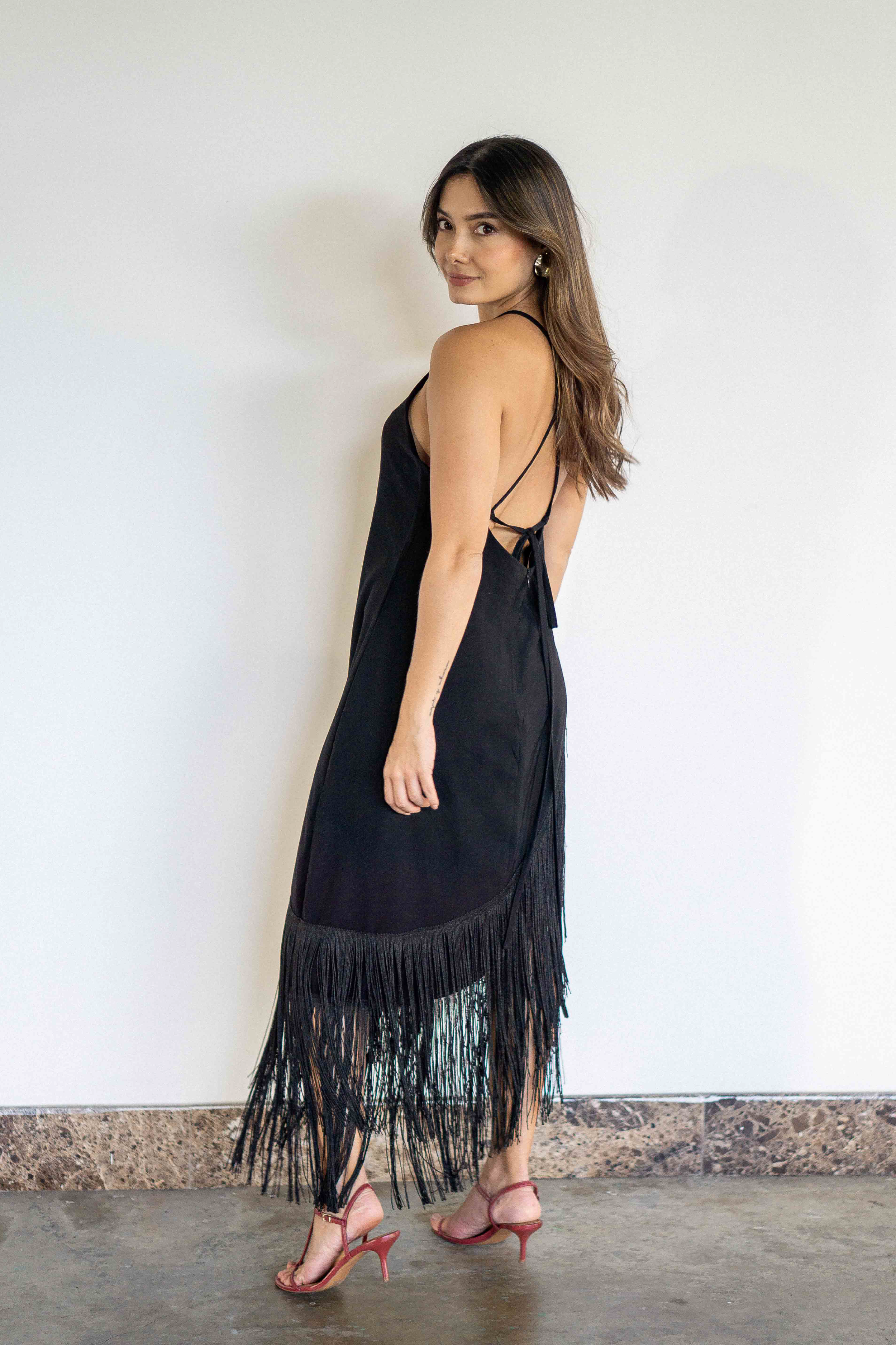 PTJ290030-vestido-negro-con-flecos
