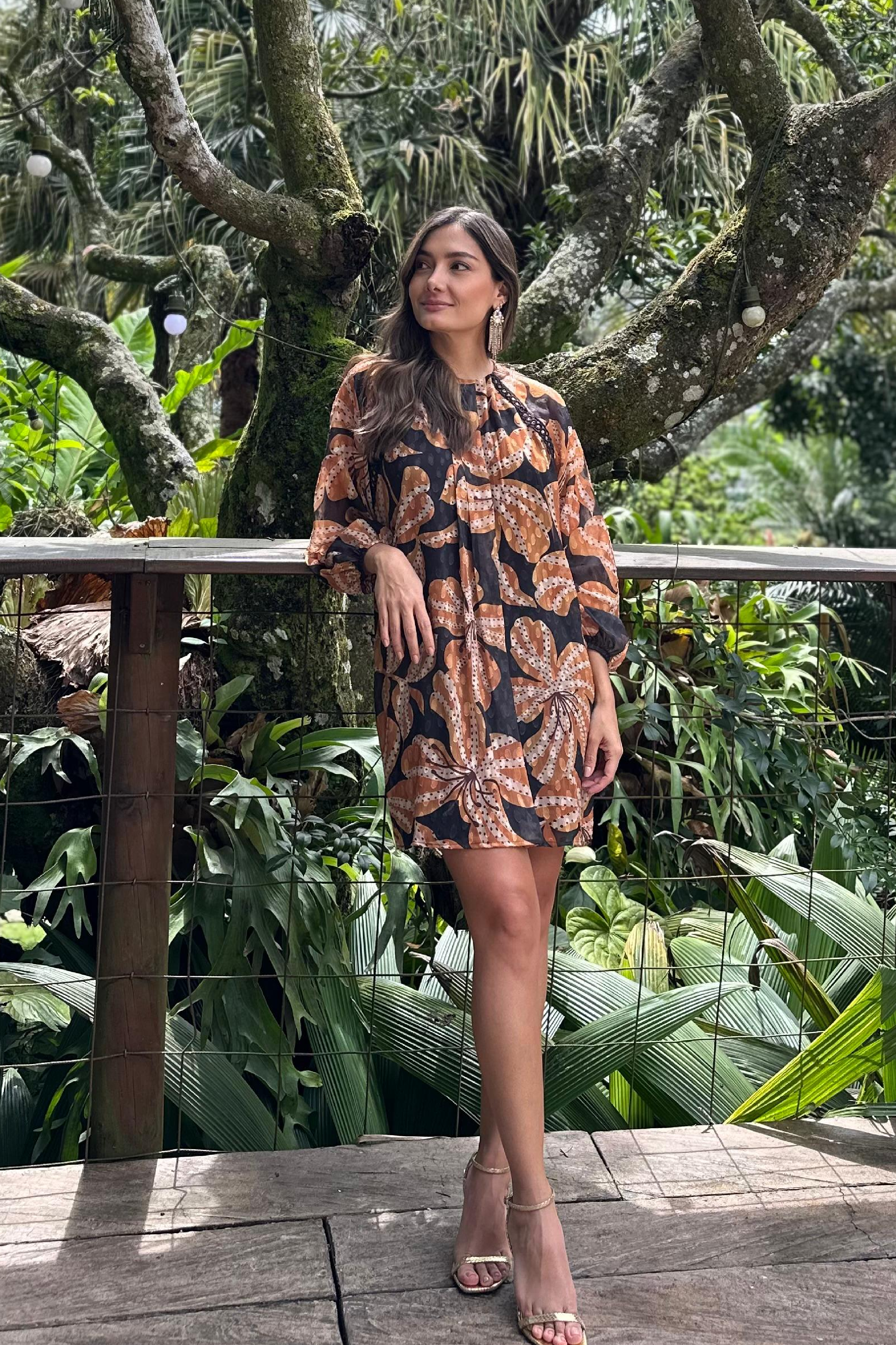 PTJ295712 vestido corto estampado con detalles románticos con tacones