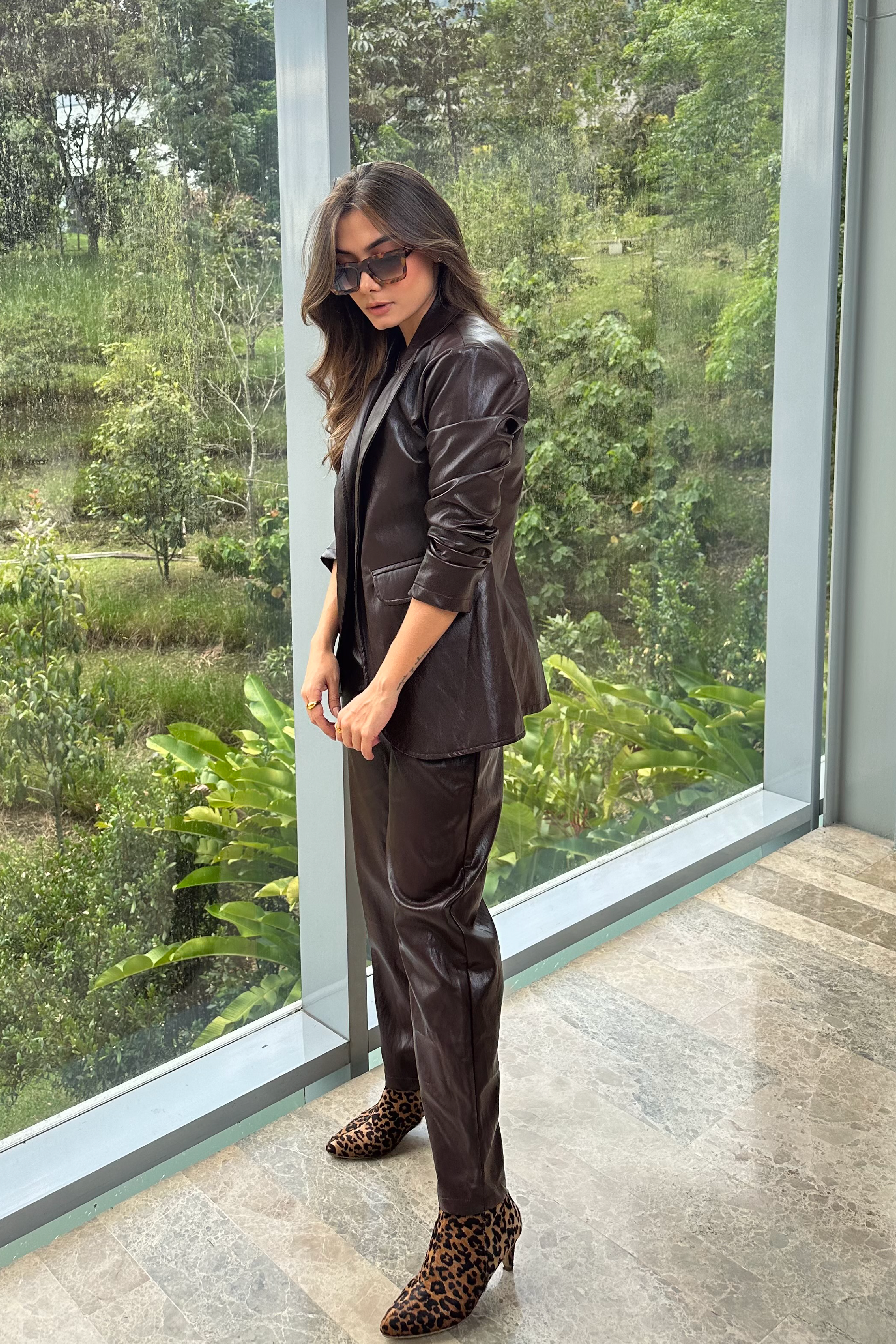 PTJ296024 pantalón con chaqueta tipo cuero 