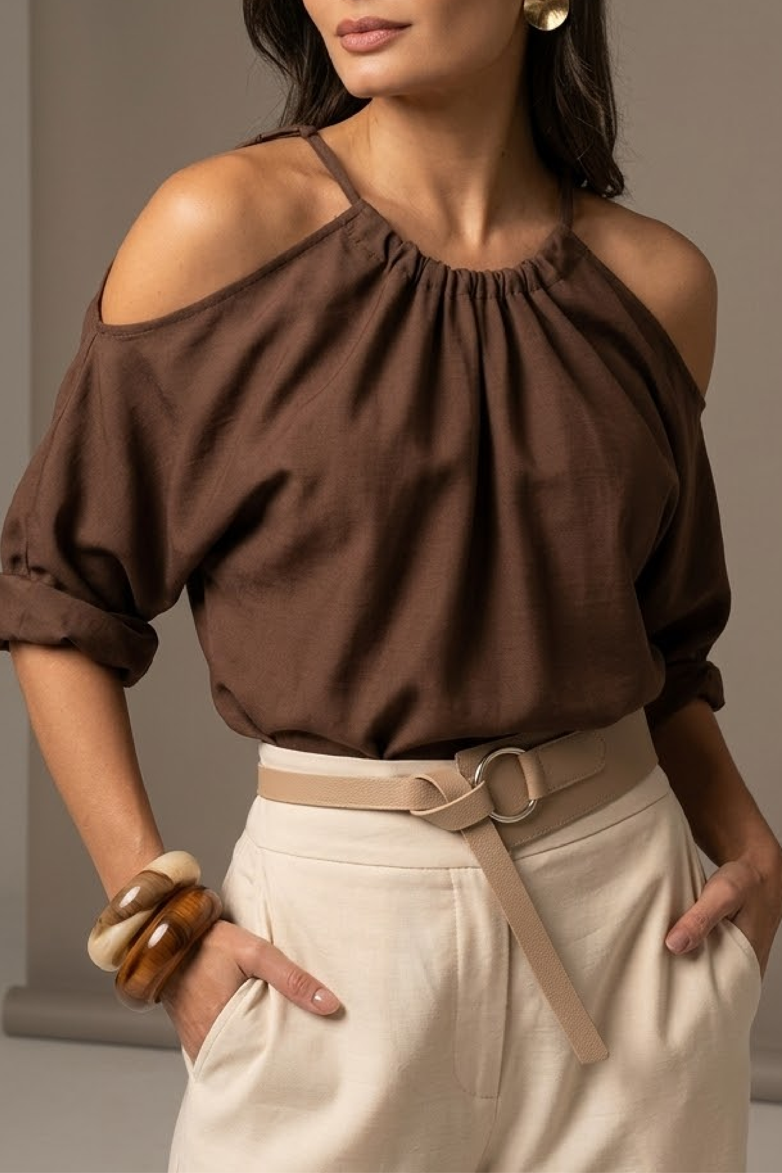 PTJ2972290 blusa con hombros descubiertos color café