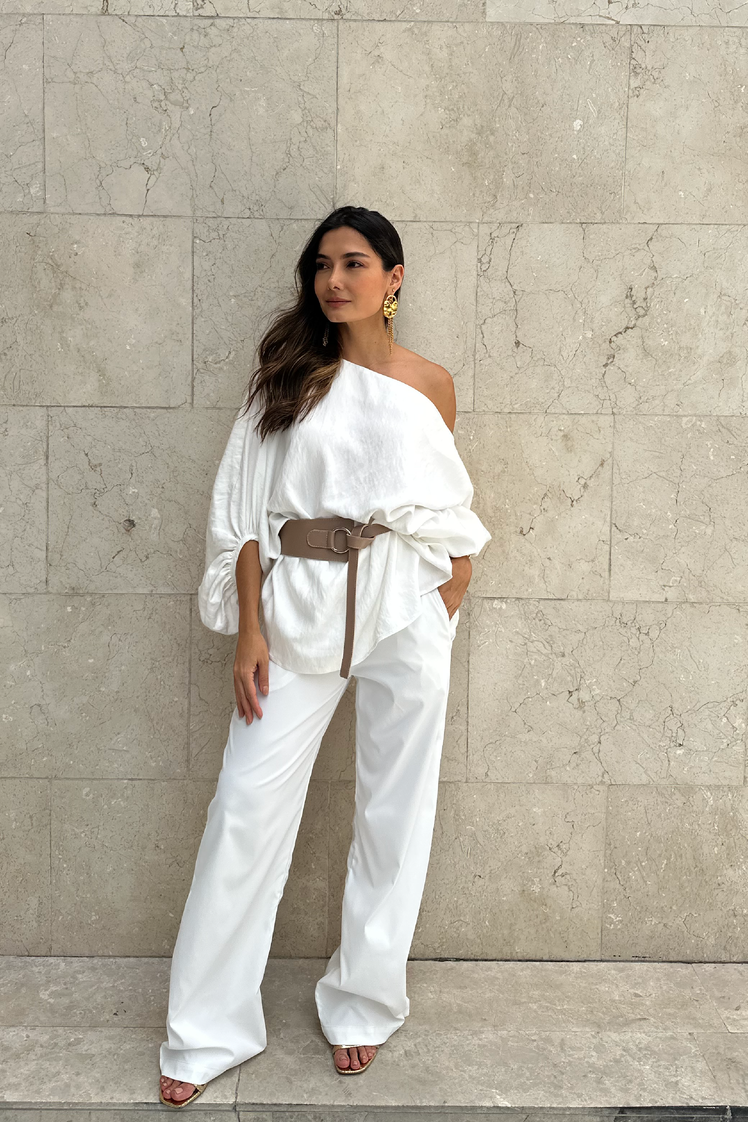 PTJ2982 blusa muy amplia con cinturón y pantalón blanco