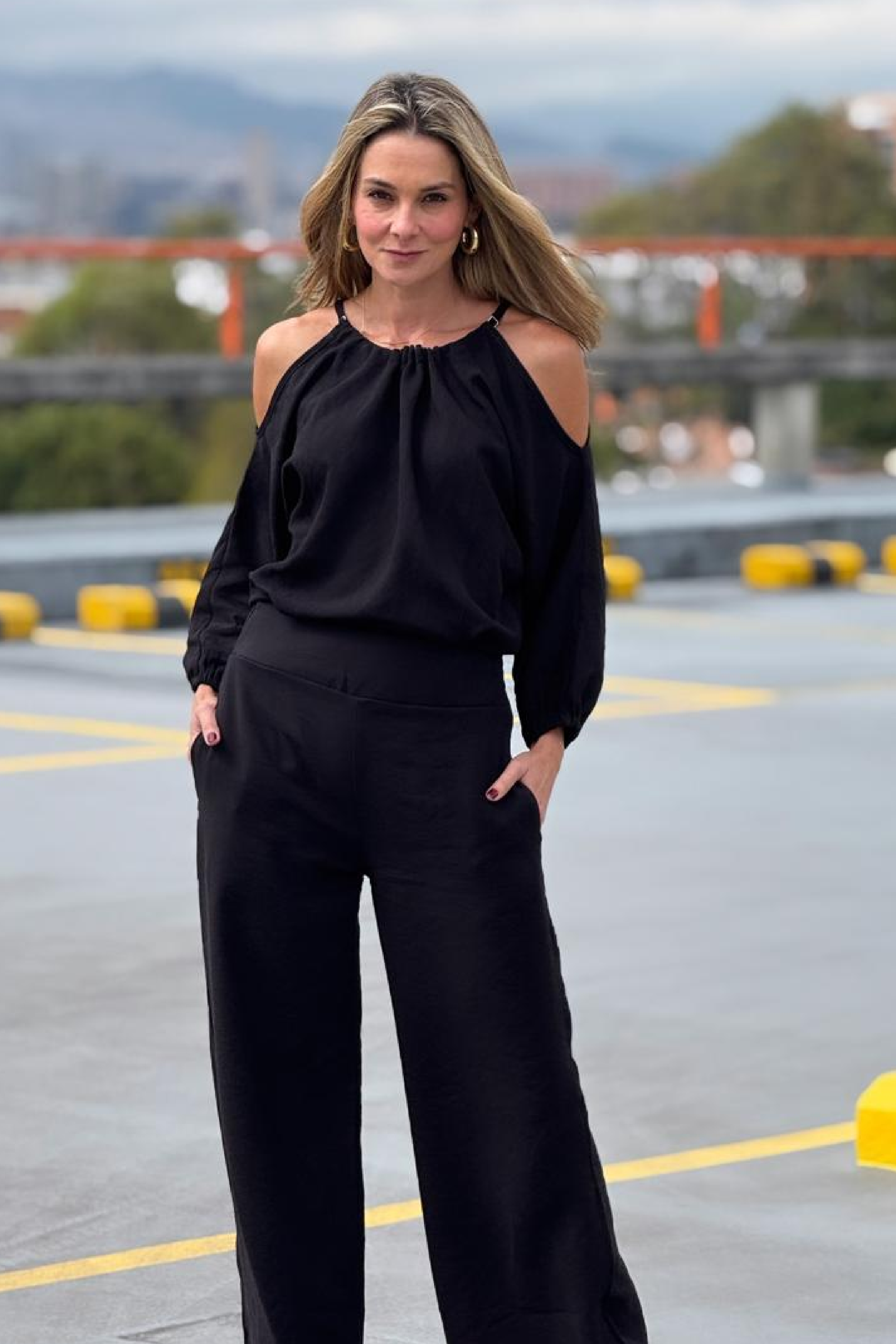 PTJ2982 enterizo negro con tiras