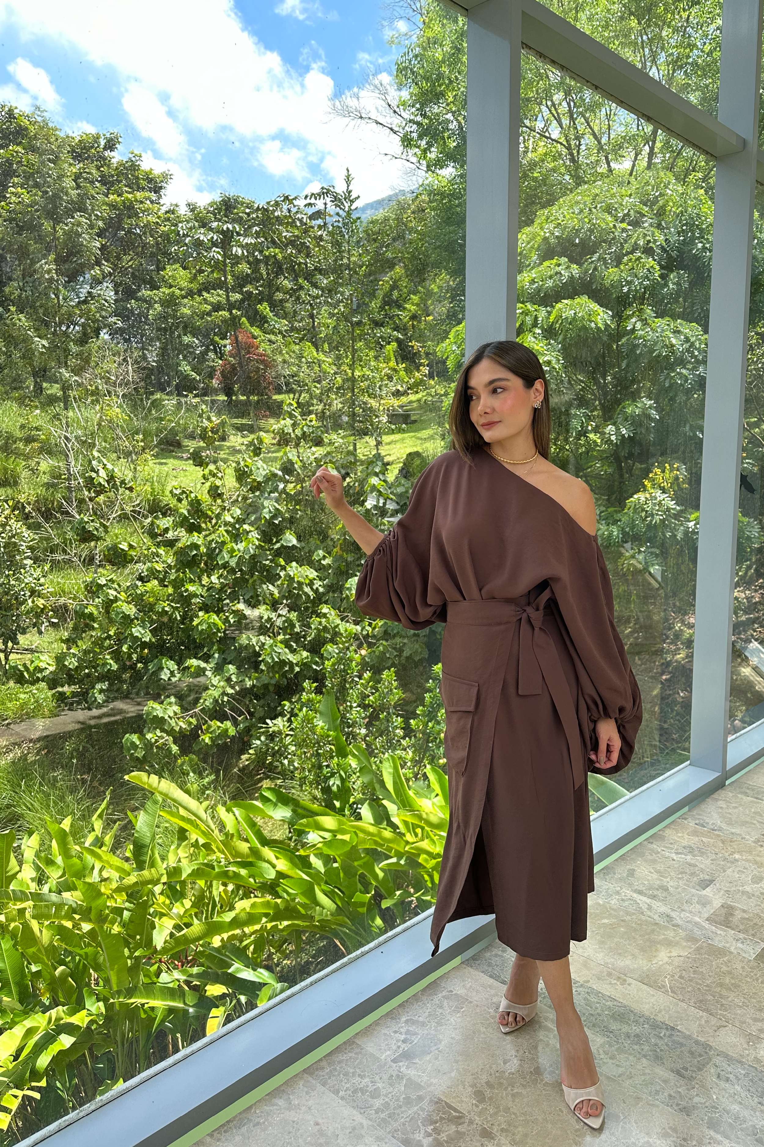 PTJ29823000 blusa amplia color café