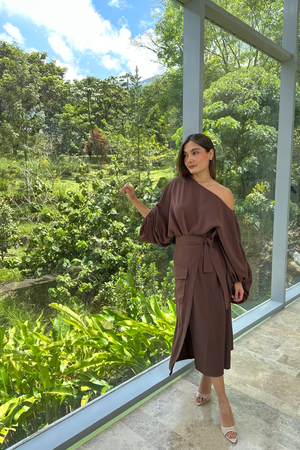 PTJ29823000 blusa amplia color café