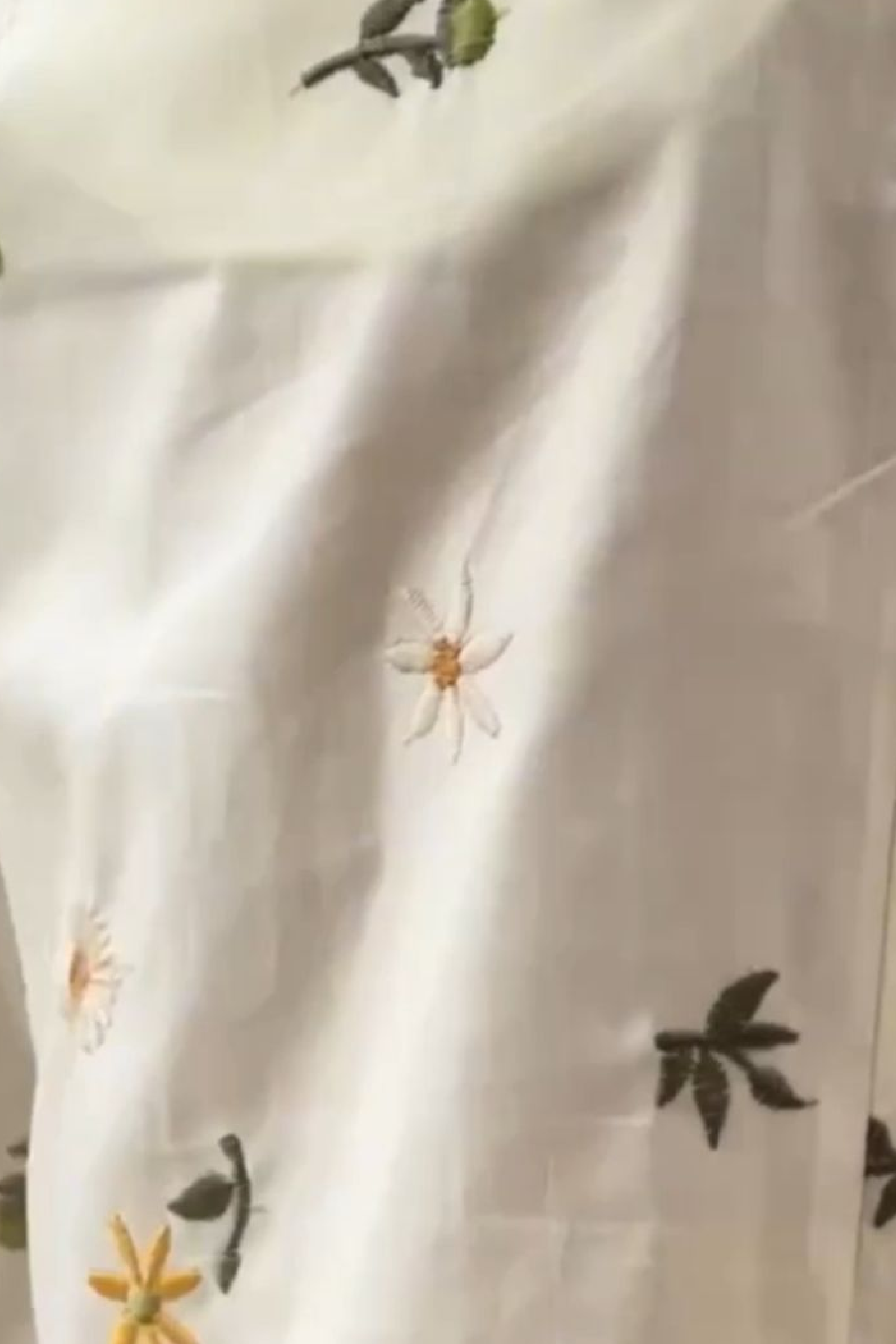 tela con detalles bordados 