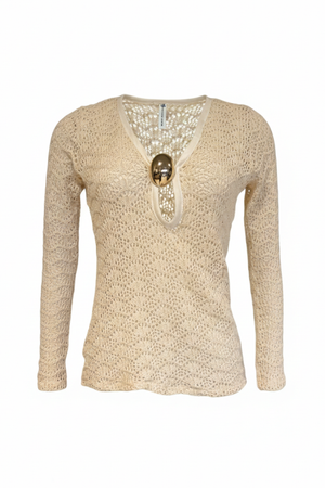 PTJ302119 Blusa con broche y textura Jazmín  beige