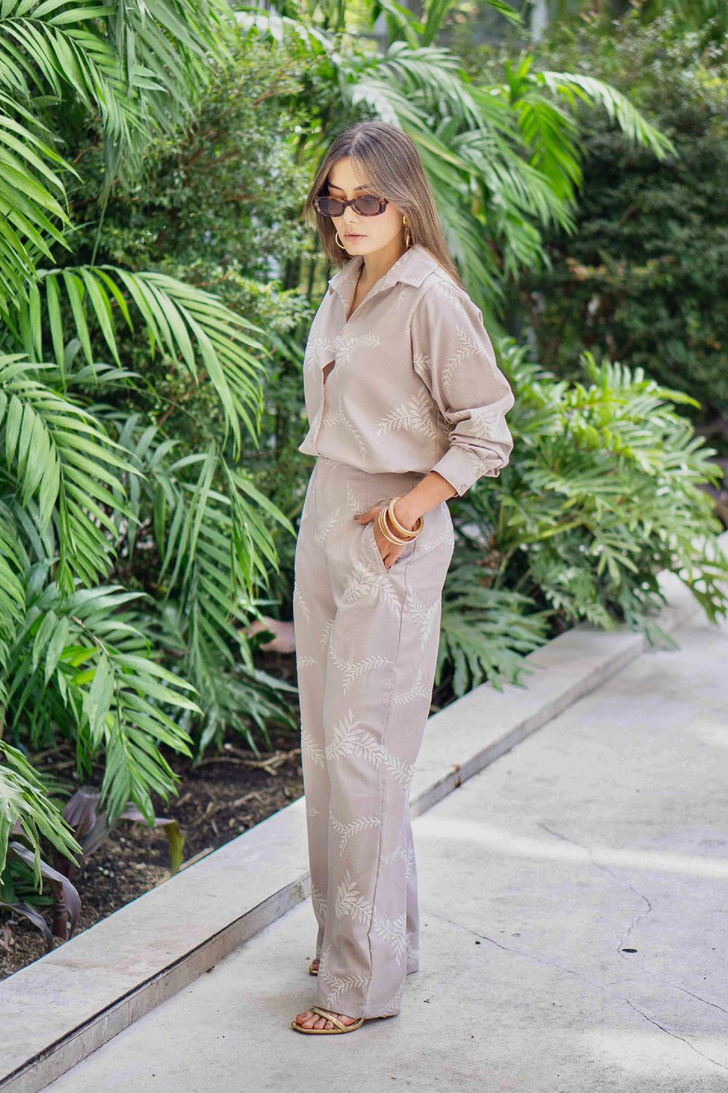 PTJ303319 pantalón con bolsillos en tela bordada 