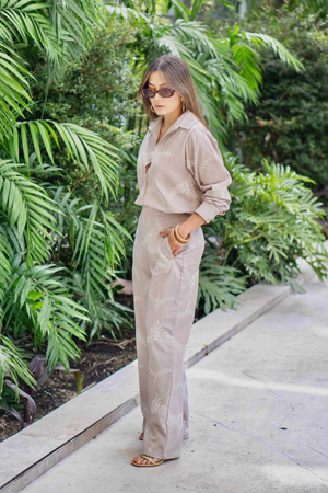 PTJ303319 pantalón con bolsillos en tela bordada 