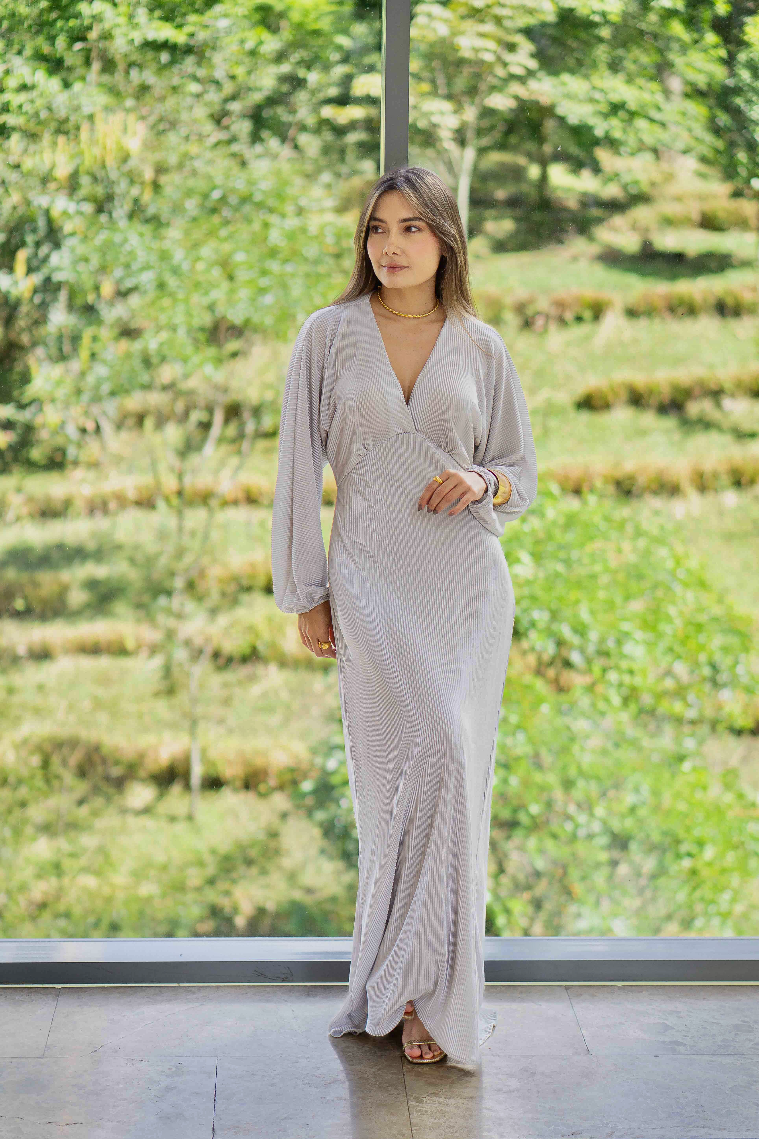 PTJ3037 vestido plateado con mangas largas y escote en V. 