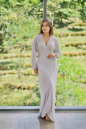 PTJ3037 vestido plateado con mangas largas y escote en V. 