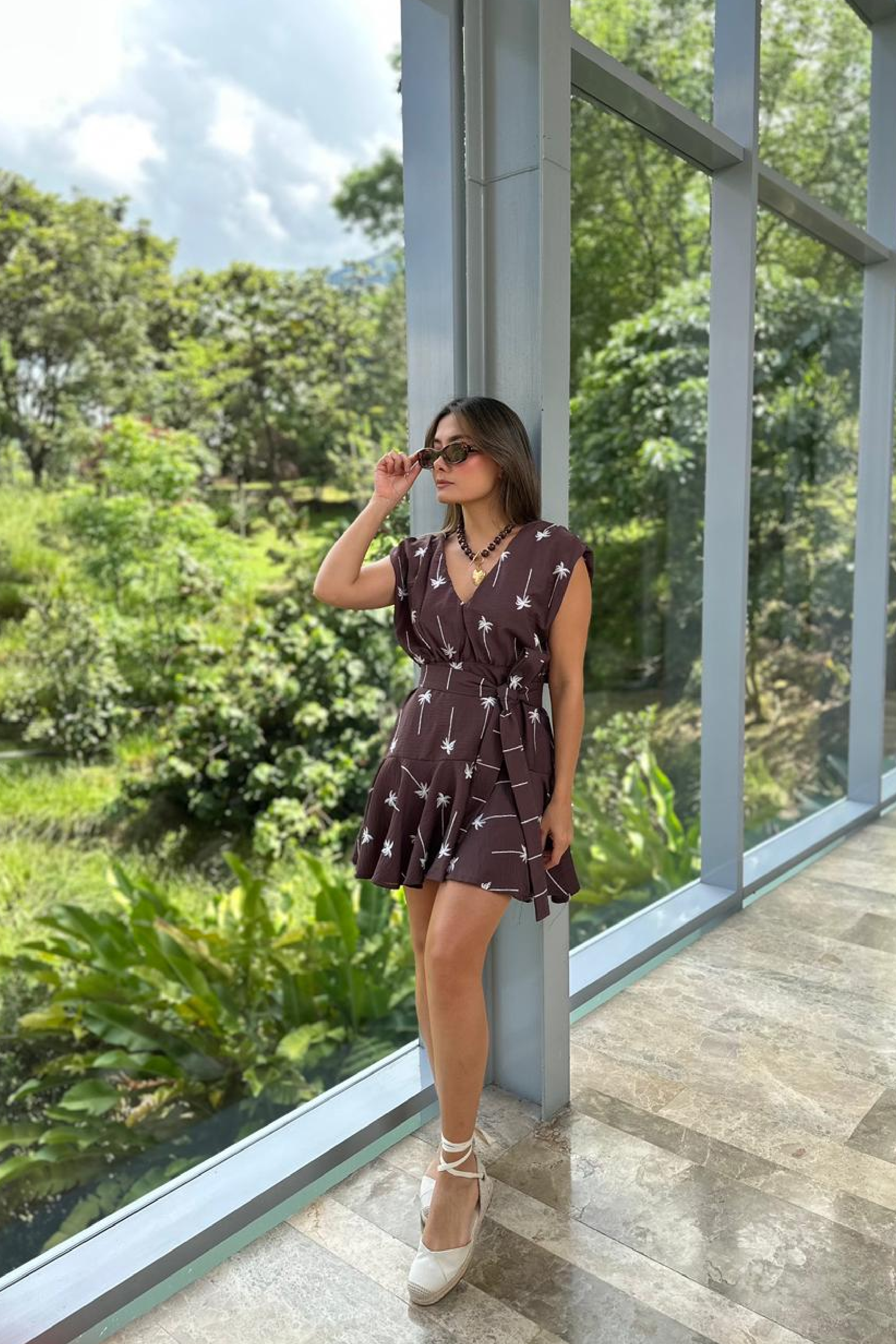 PTJ304919 vestido corto con bordados y lazos en la espalda