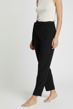 PTJ3062 pantalón asimétrico negro