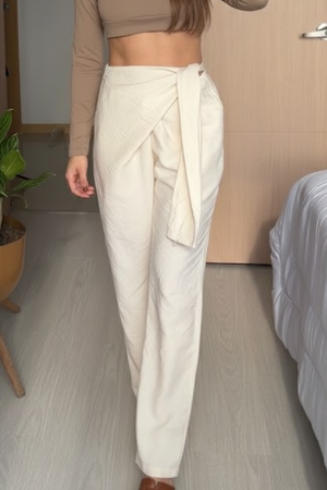 PTJ3062 pantalón con lazos, blusa corta color arena