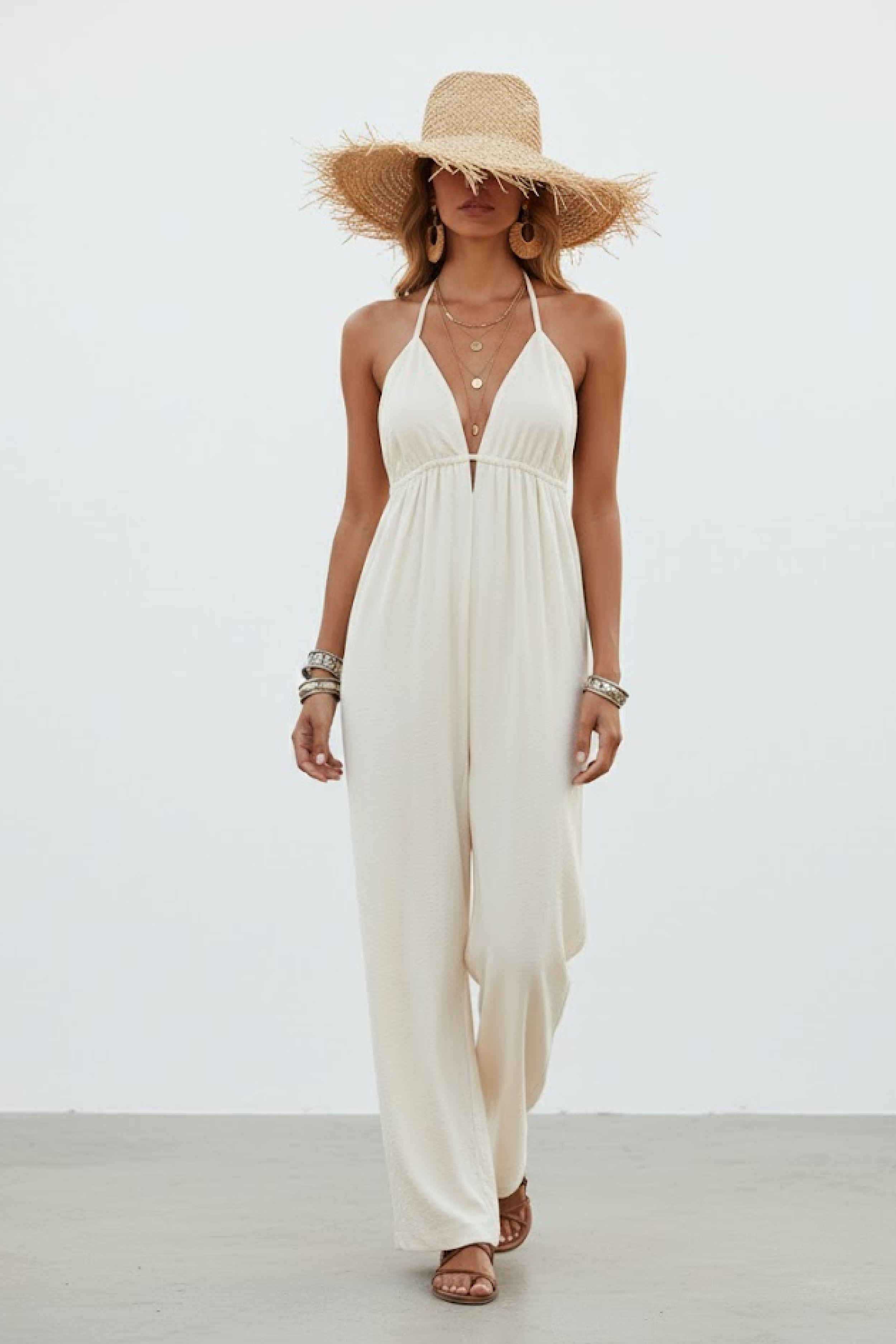PTJ30642 enterizo beige con sombrero y manillas