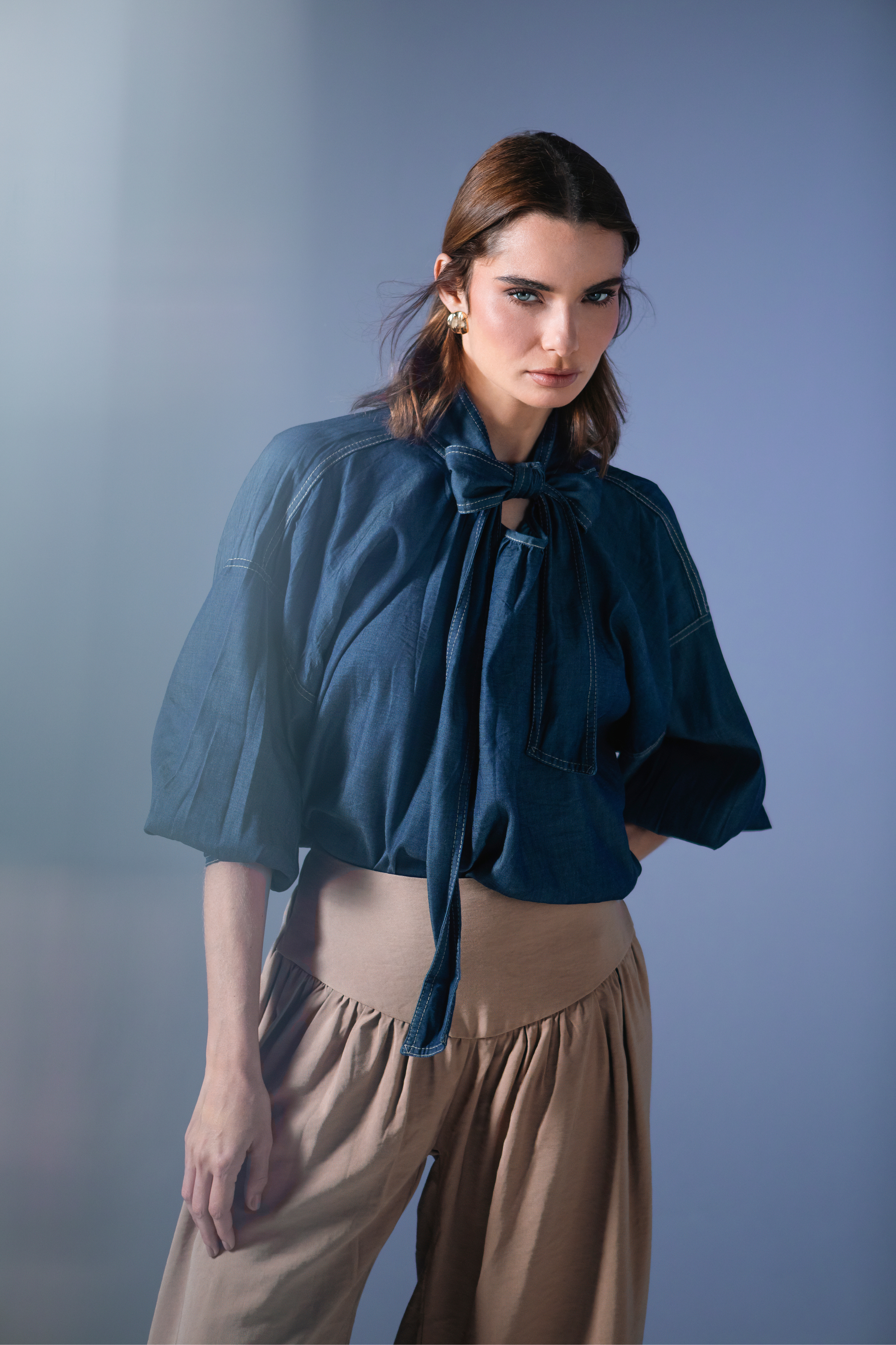 PTJ30350000 blusa con listón azul y pantalón balloon